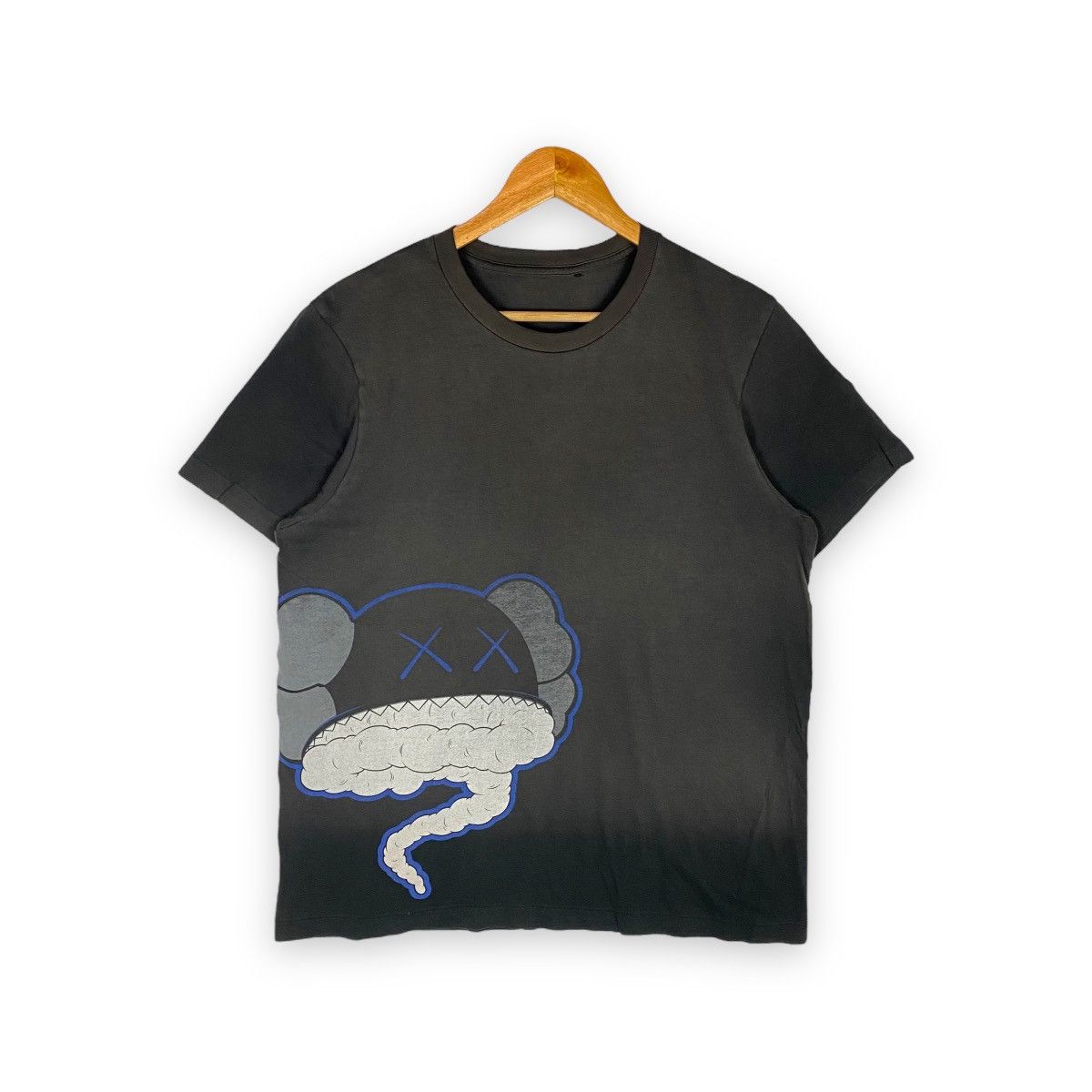 Japanese Brand × Kaws × Uniqlo KAWS UNIQLO BIG PRINT T SHIRT Size US L / EU 52-54 / 3 - 1 Thumbnail