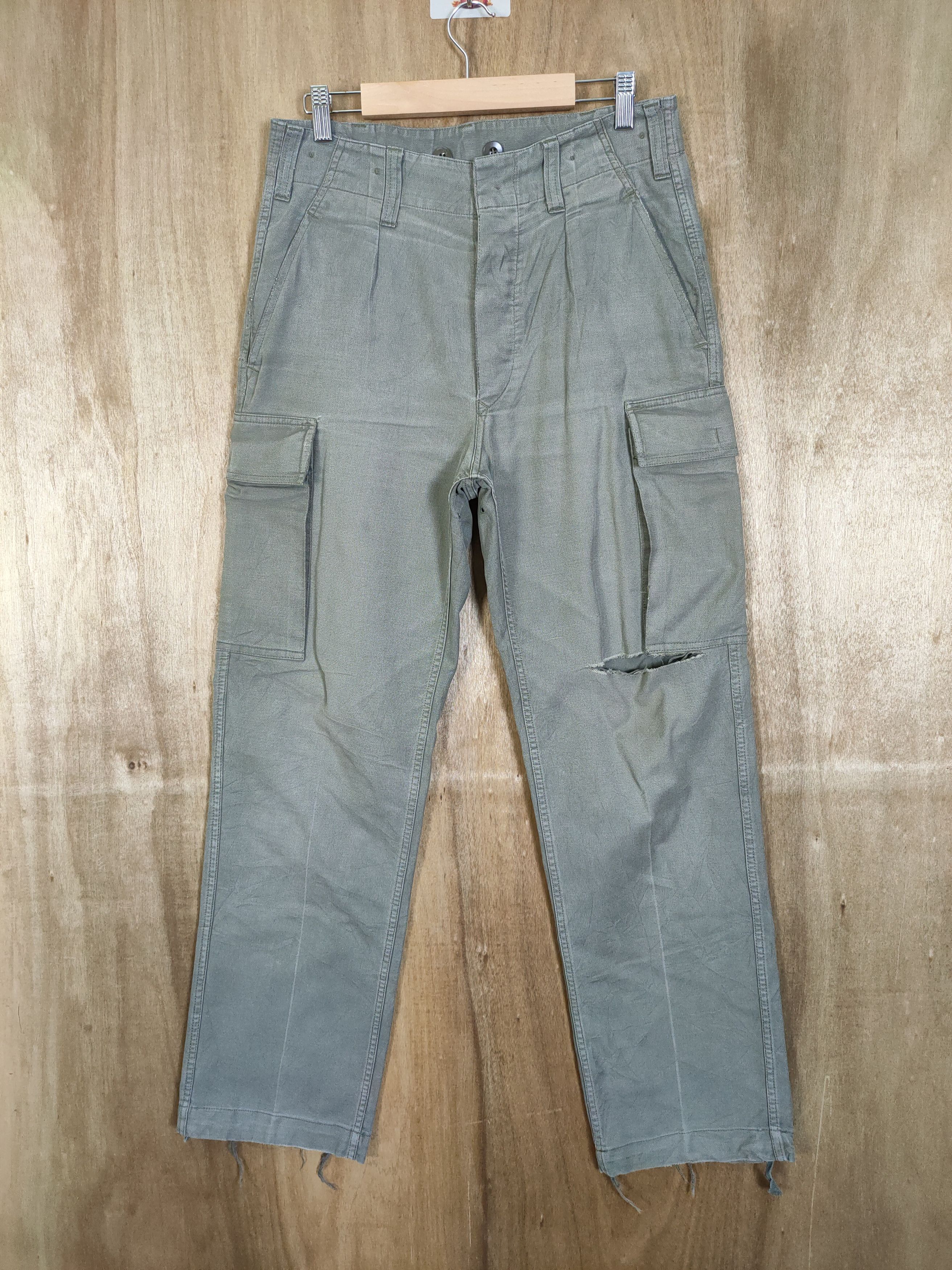Vintage VINTAGE MILITRY GREY CARGO PANTS DISTRESSED KNEE Size US 30 / EU 46 - 1 Thumbnail