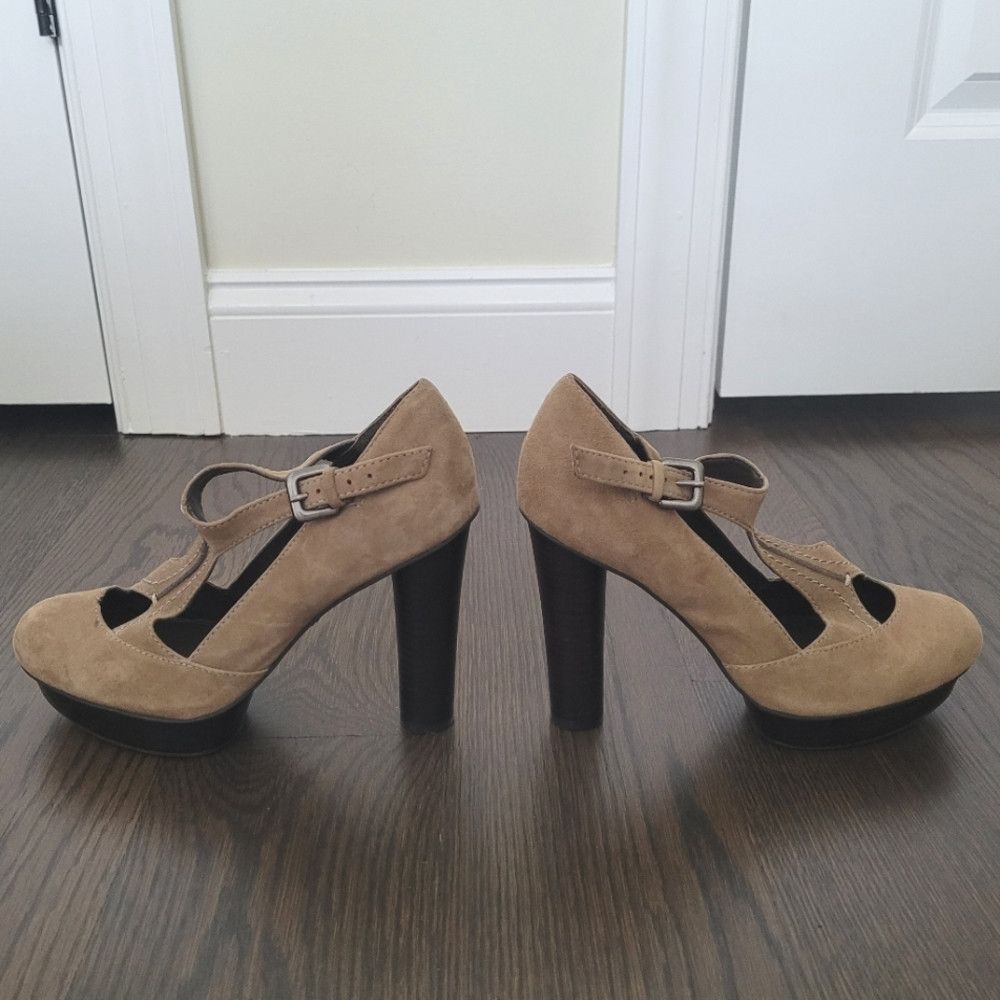 Genuine Leather B. Makowsky Verona Suede Buckle T-Strap Platform Pumps Size US 7.5 / IT 37.5 - 5 Thumbnail