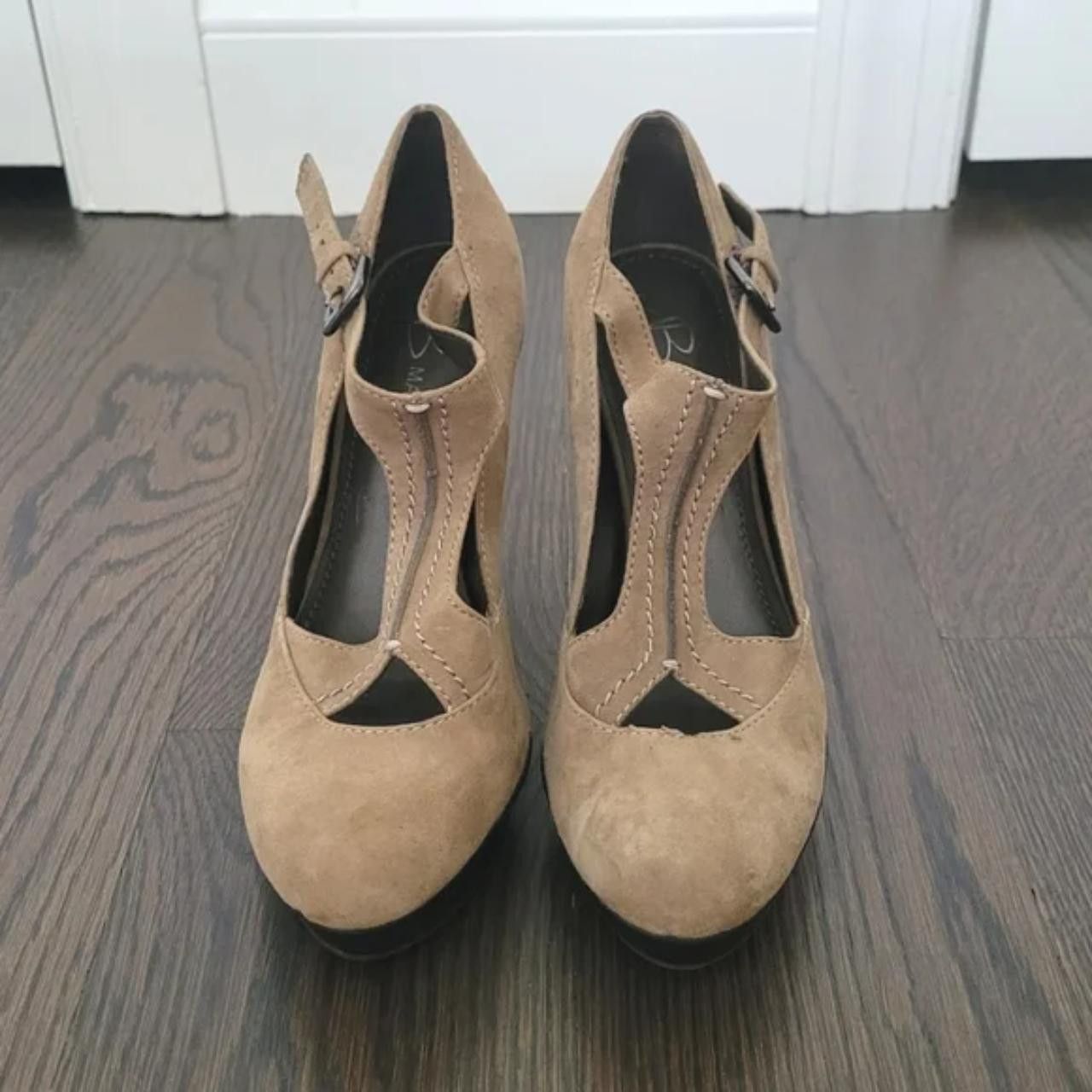Genuine Leather B. Makowsky Verona Suede Buckle T-Strap Platform Pumps Size US 7.5 / IT 37.5 - 3 Thumbnail