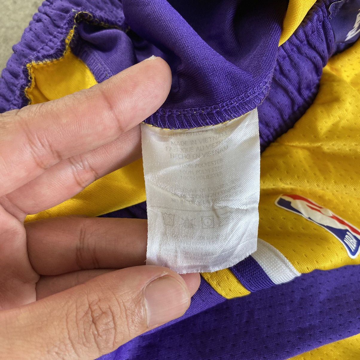 NBA Vintage Y2K Nike L.A Lakers NBA Shorts Size US 28 / EU 44 - 11 Thumbnail