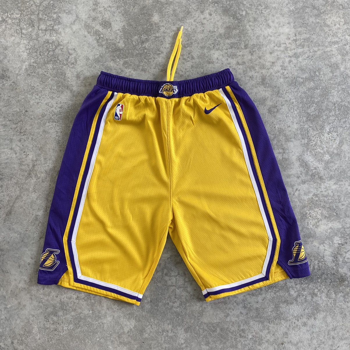 NBA Vintage Y2K Nike L.A Lakers NBA Shorts Size US 28 / EU 44 - 2 Thumbnail