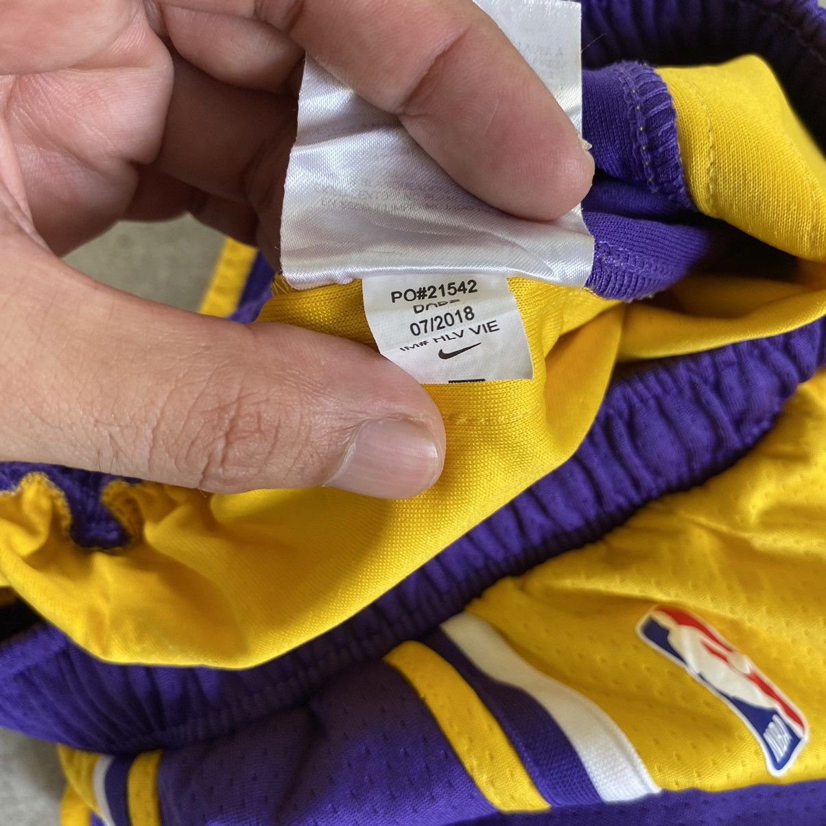 NBA Vintage Y2K Nike L.A Lakers NBA Shorts Size US 28 / EU 44 - 12 Thumbnail