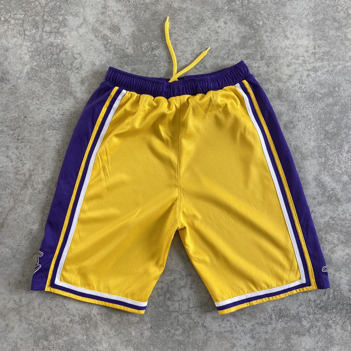 NBA Vintage Y2K Nike L.A Lakers NBA Shorts Size US 28 / EU 44 - 8 Thumbnail