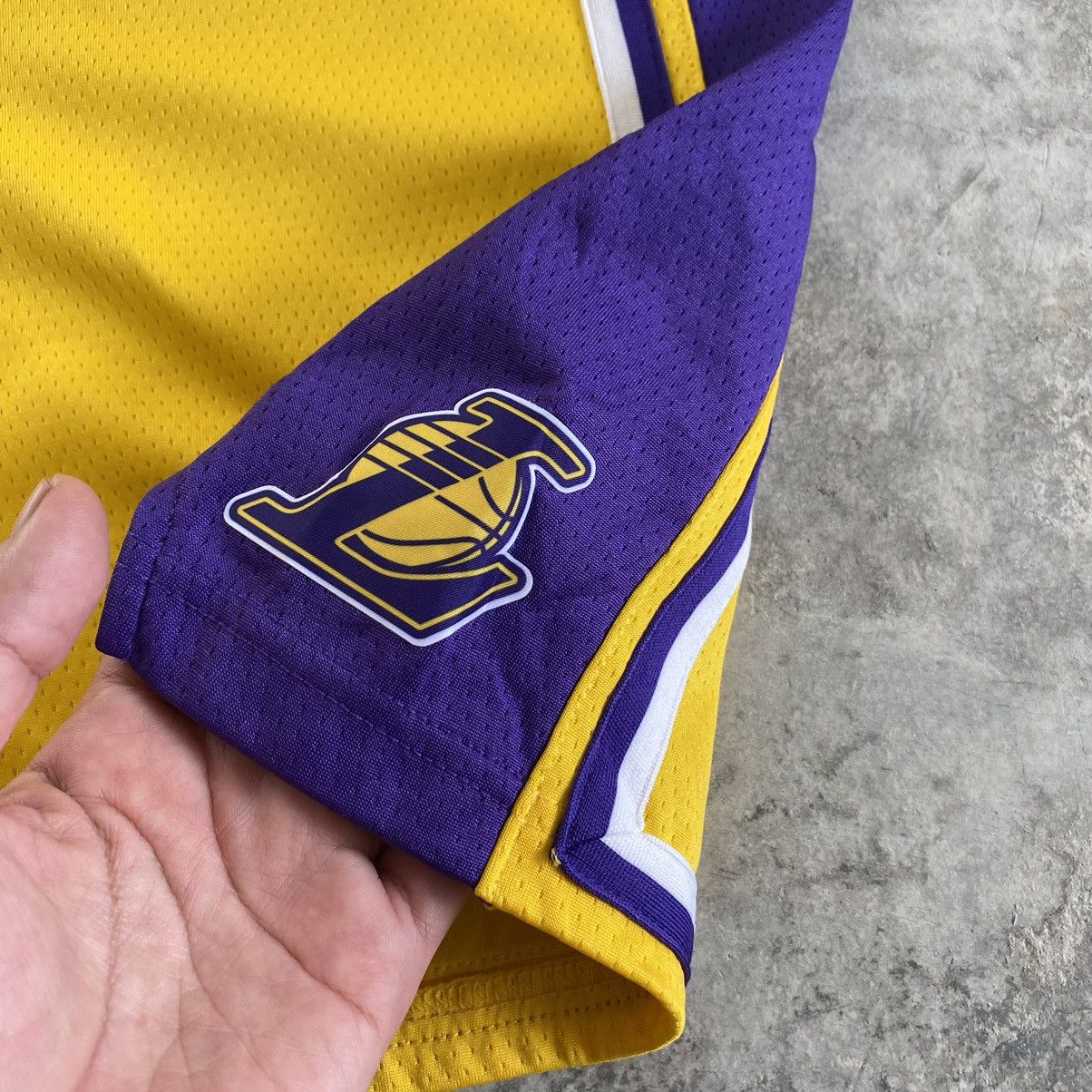 NBA Vintage Y2K Nike L.A Lakers NBA Shorts Size US 28 / EU 44 - 7 Thumbnail