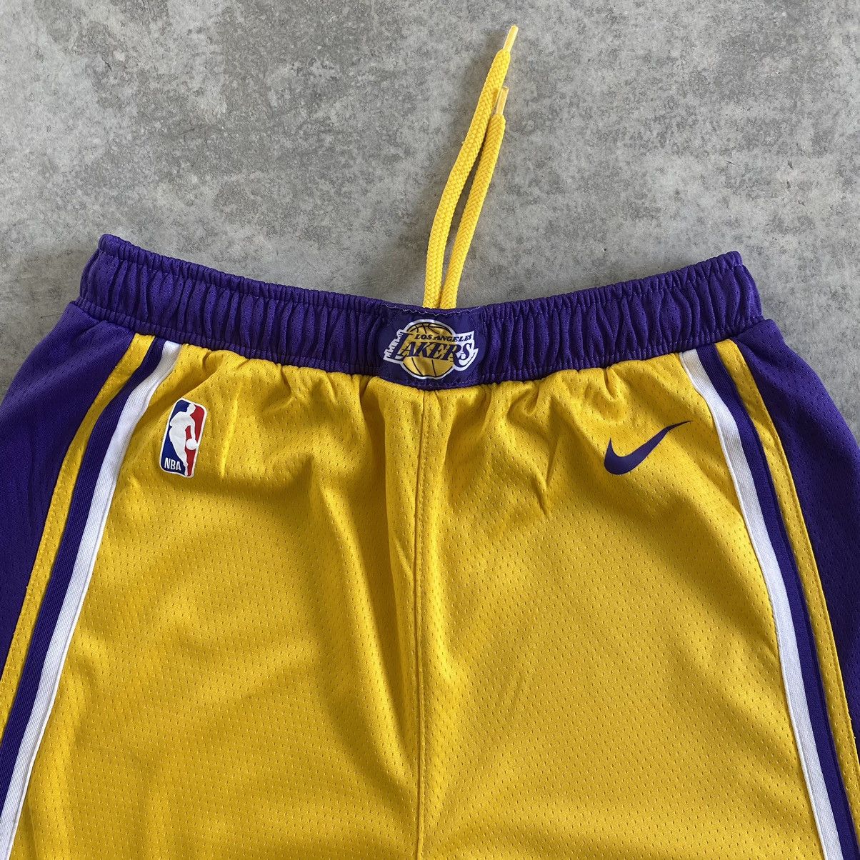 NBA Vintage Y2K Nike L.A Lakers NBA Shorts Size US 28 / EU 44 - 3 Thumbnail
