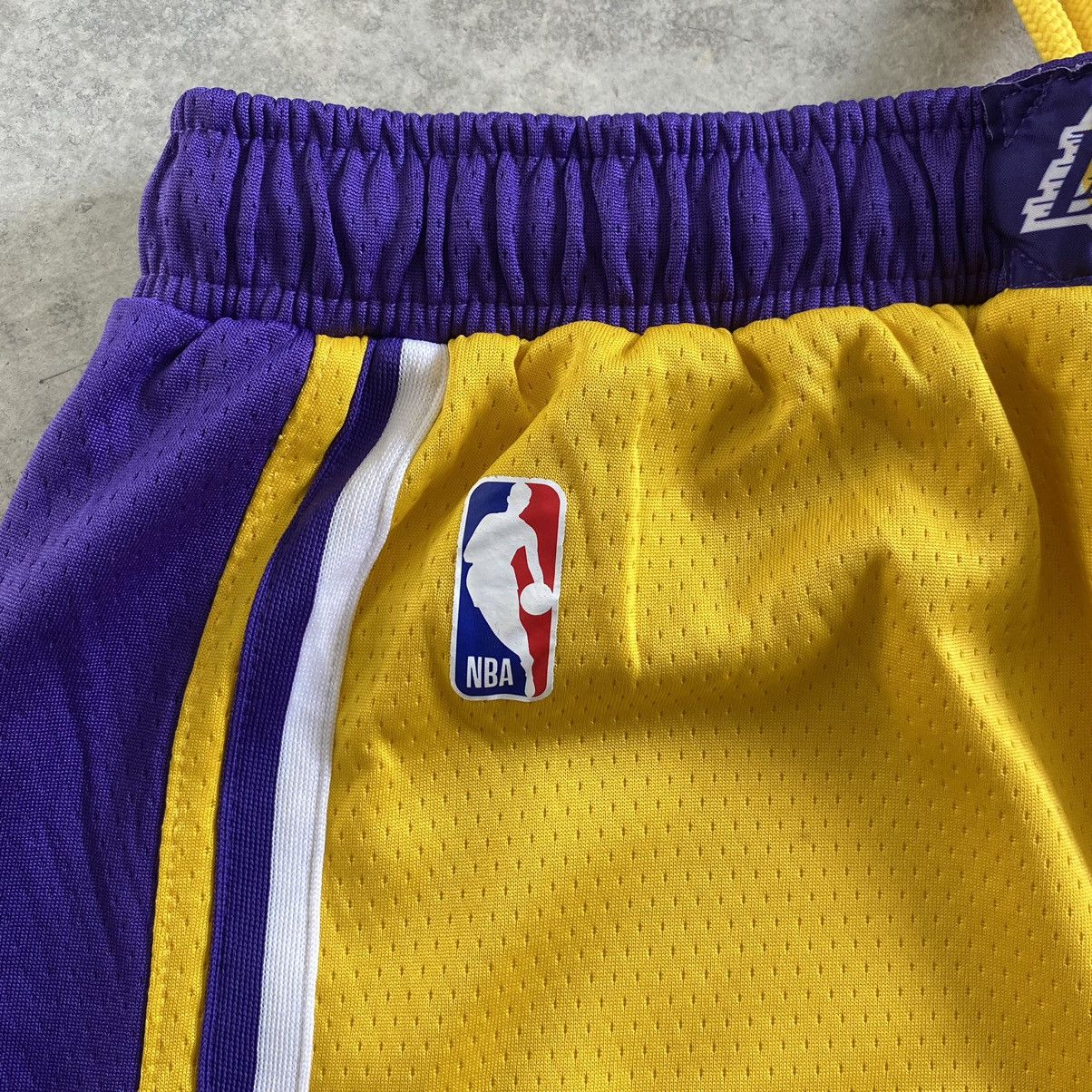 NBA Vintage Y2K Nike L.A Lakers NBA Shorts Size US 28 / EU 44 - 4 Thumbnail