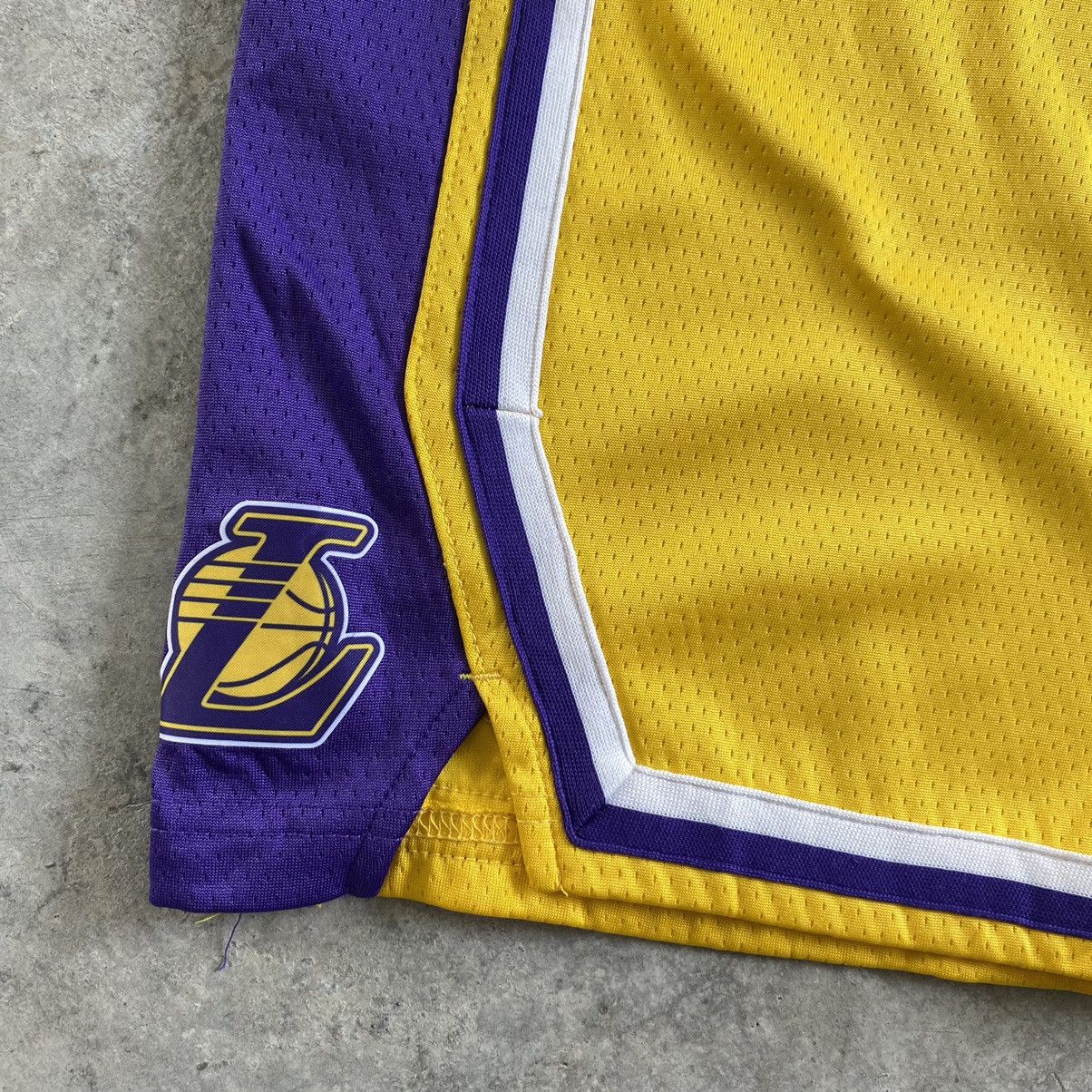 NBA Vintage Y2K Nike L.A Lakers NBA Shorts Size US 28 / EU 44 - 6 Thumbnail