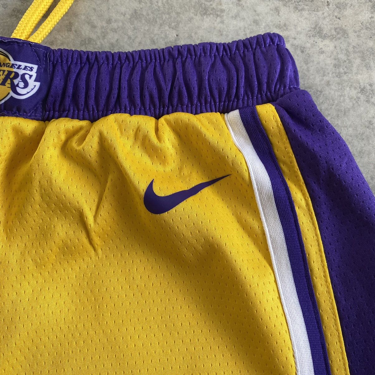 NBA Vintage Y2K Nike L.A Lakers NBA Shorts Size US 28 / EU 44 - 5 Thumbnail