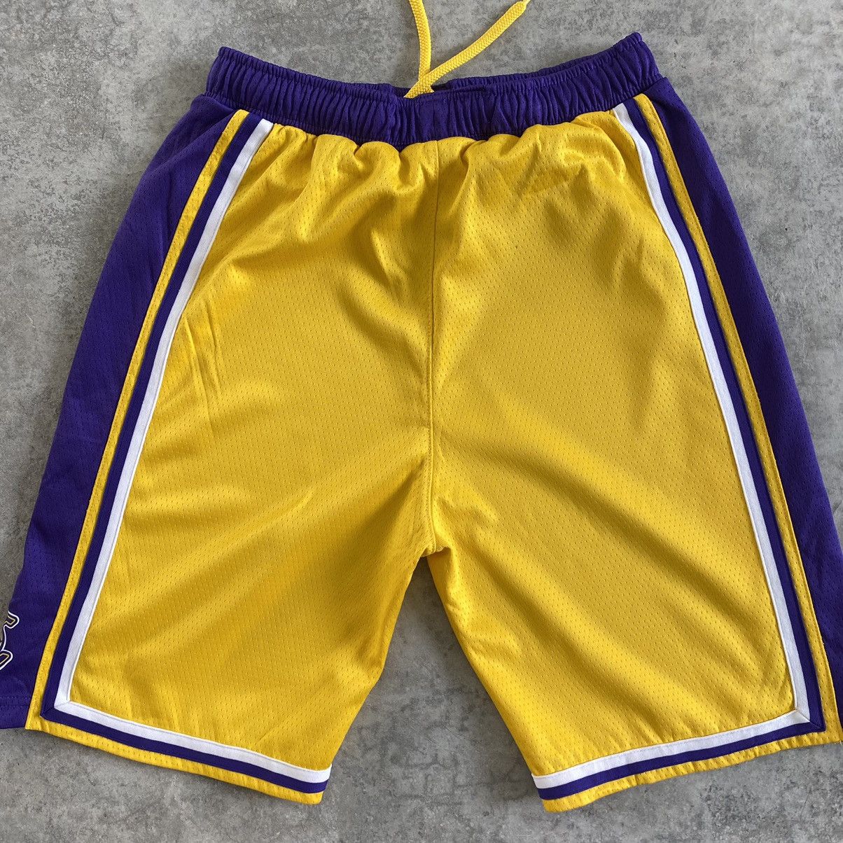 NBA Vintage Y2K Nike L.A Lakers NBA Shorts Size US 28 / EU 44 - 9 Thumbnail