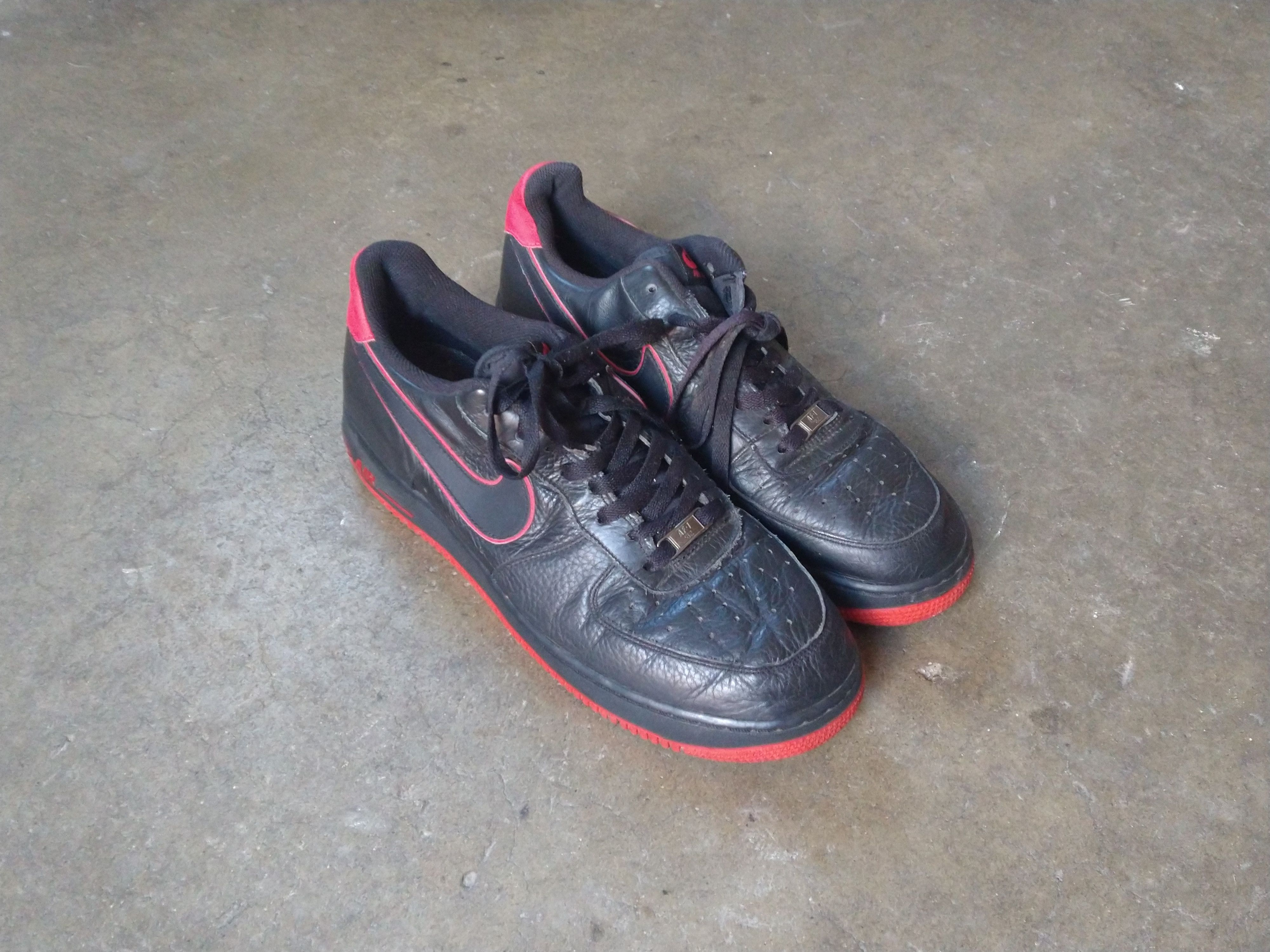 Nike Nike Air Force 1 Size 11.5 Black Red Leather Low Tops 2011 Size US 11.5 / EU 44-45 - 1 Thumbnail