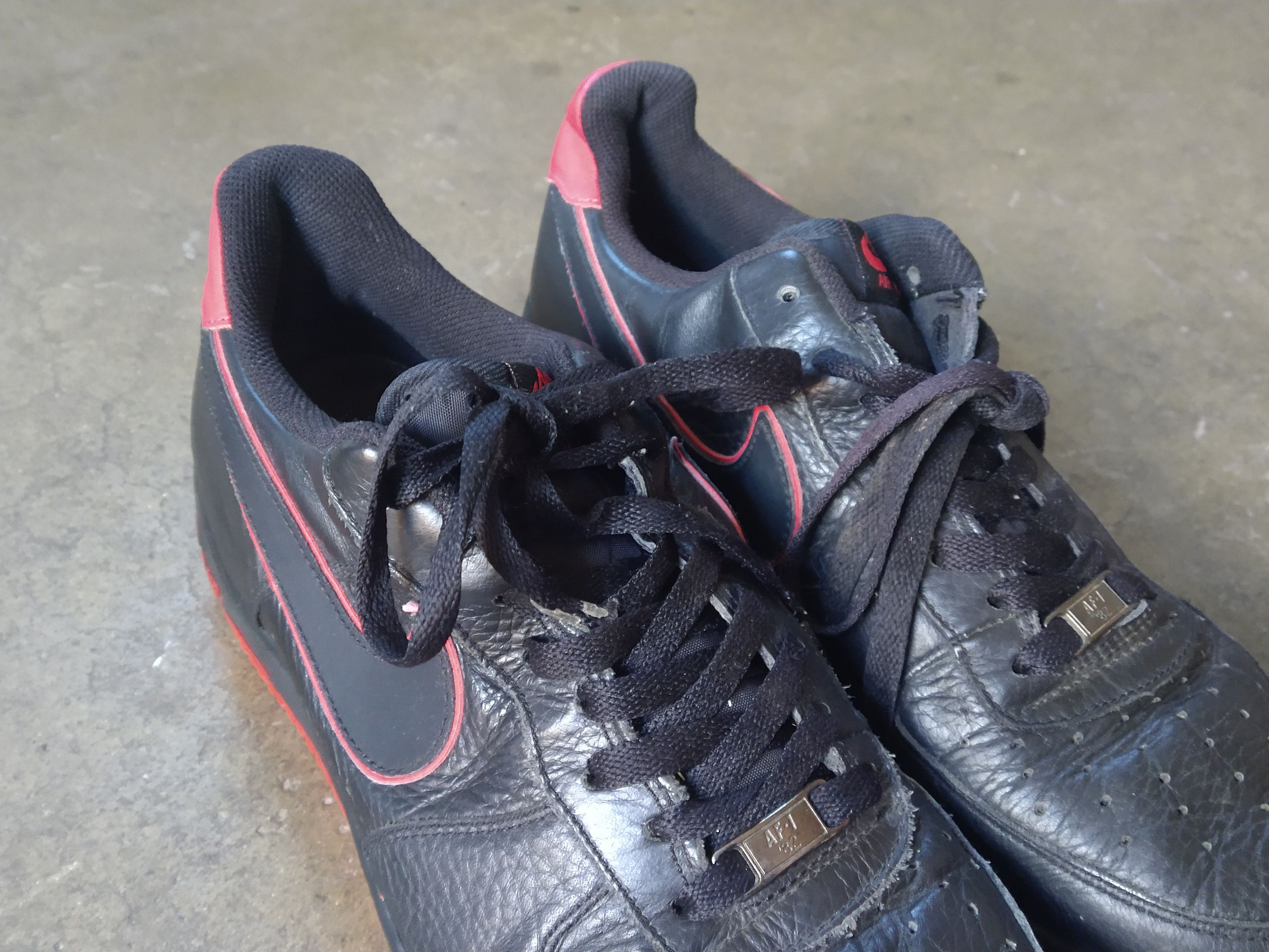 Nike Nike Air Force 1 Size 11.5 Black Red Leather Low Tops 2011 Size US 11.5 / EU 44-45 - 4 Thumbnail