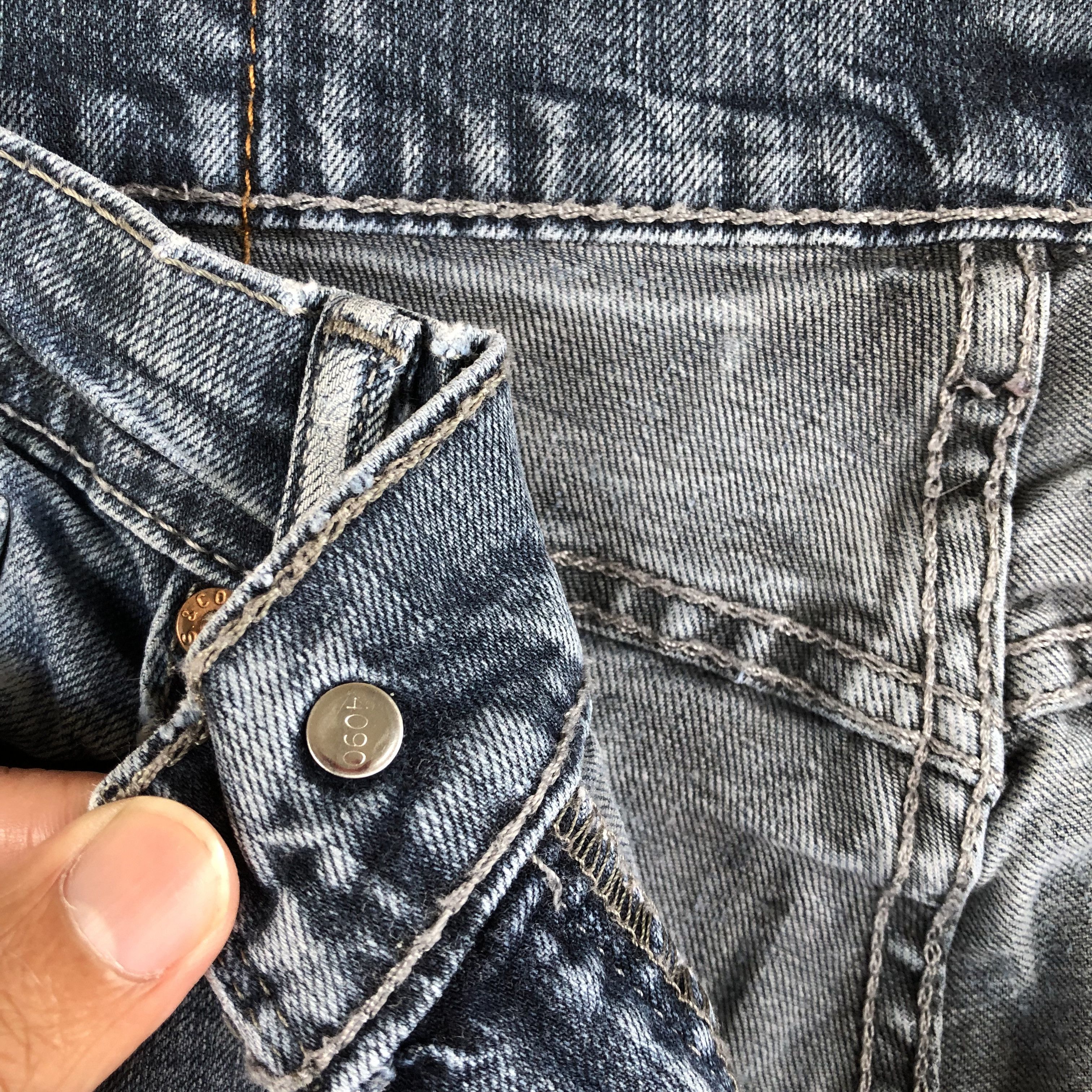 Levi's Vintage Levis Distressed Jeans Levi's Faded Light Wash Denim Size US 32 / EU 48 - 7 Thumbnail