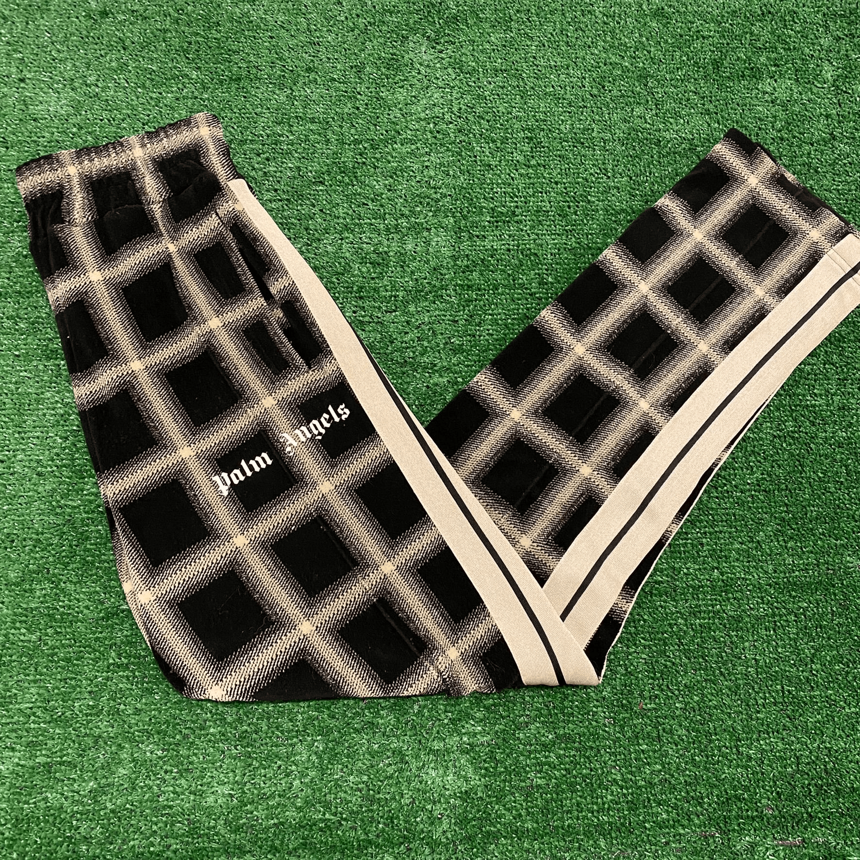 Palm Angels Palm Angels Plaid Sweatpants Size US 30 / EU 46 - 1 Thumbnail