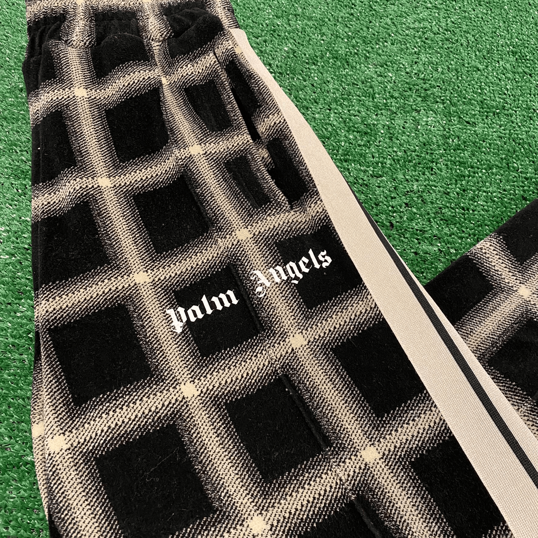 Palm Angels Palm Angels Plaid Sweatpants Size US 30 / EU 46 - 2 Thumbnail