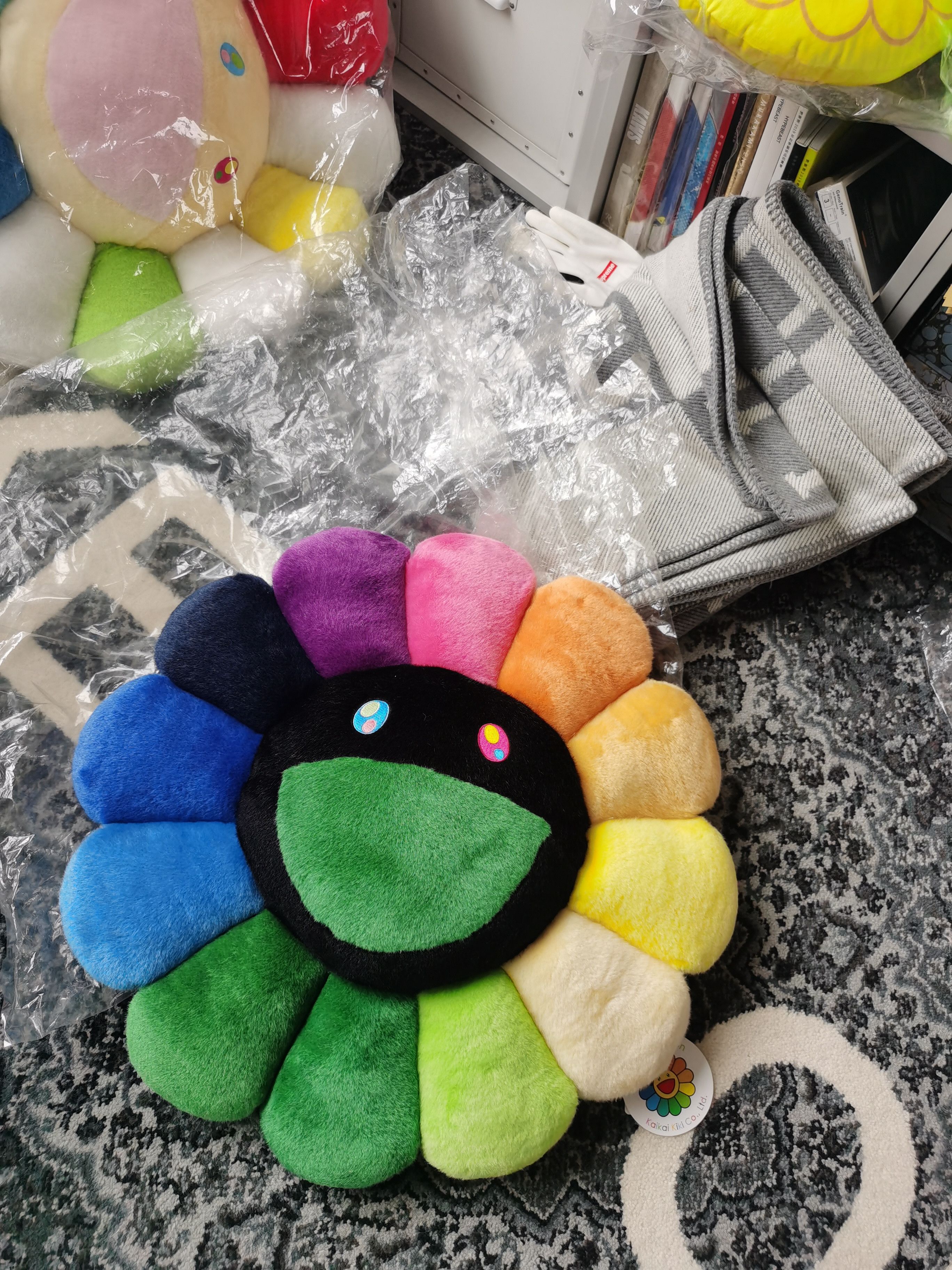 Takashi Murakami Takashi Murakami - Rainbow and Black Flower Cushion 60CM Size ONE SIZE - 9 Thumbnail