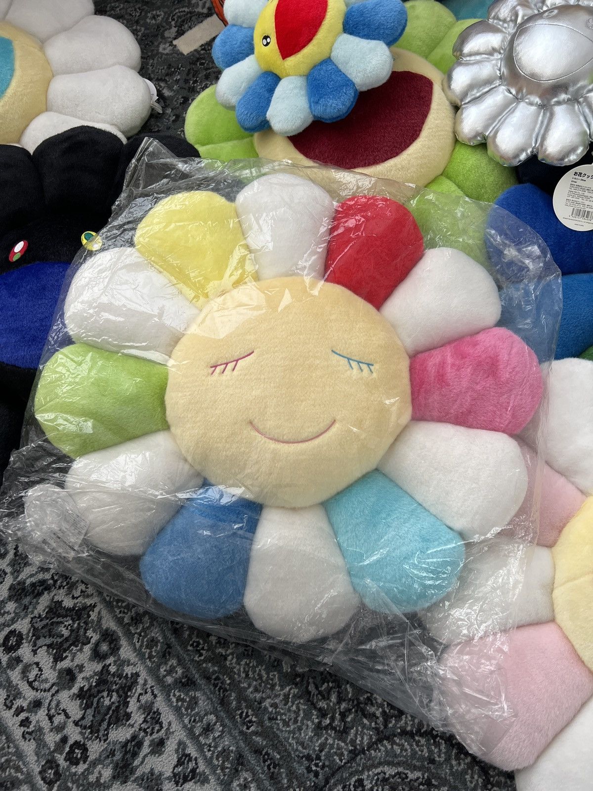 Takashi Murakami Takashi Murakami Rainbow Flower Cushion plush 60CM Size ONE SIZE - 2 Thumbnail