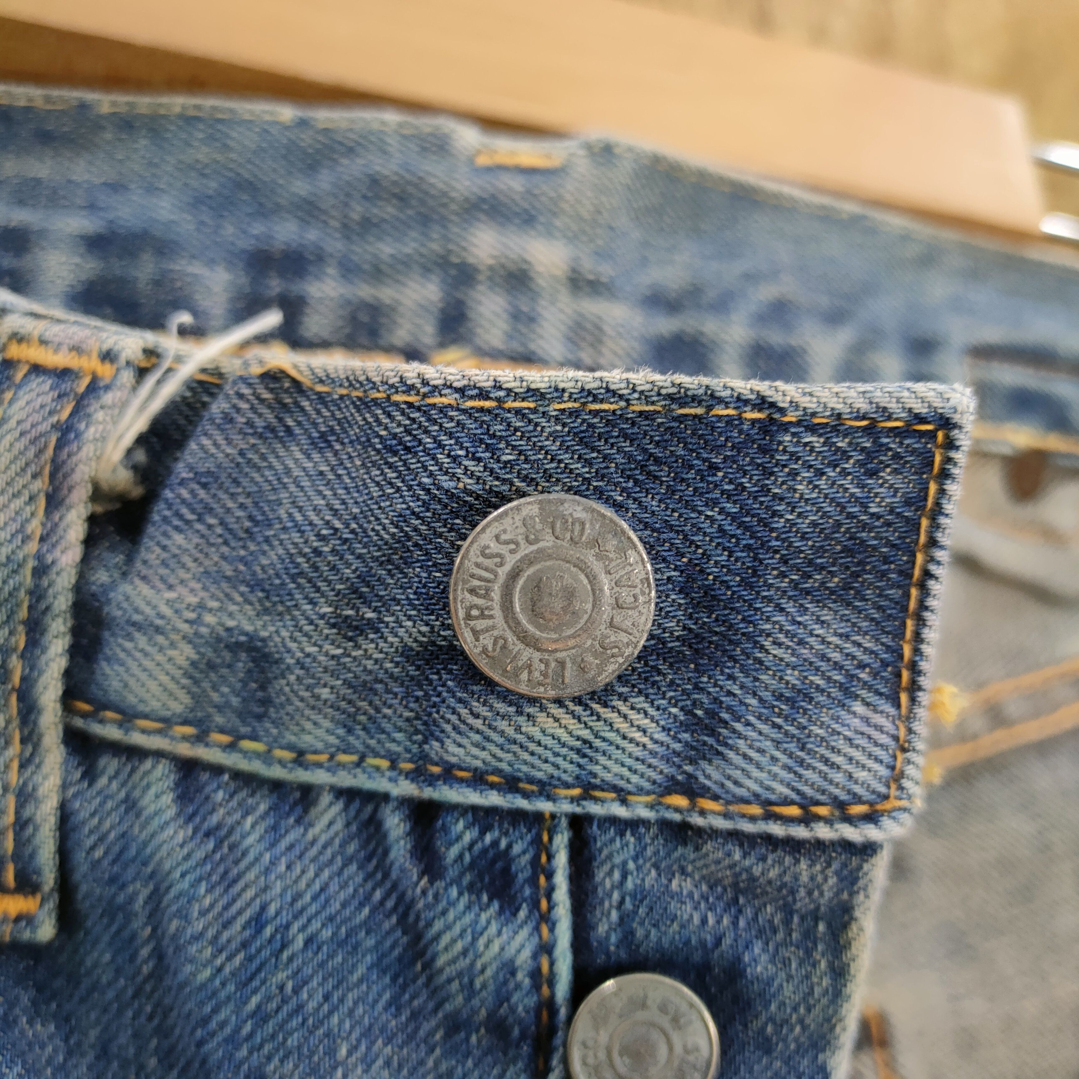 Levi's Vintage Clothing VINTAGE LEVI'S 37501 BIG E RUSTY FADED RIPPEP JEANS Size US 32 / EU 48 - 15 Thumbnail