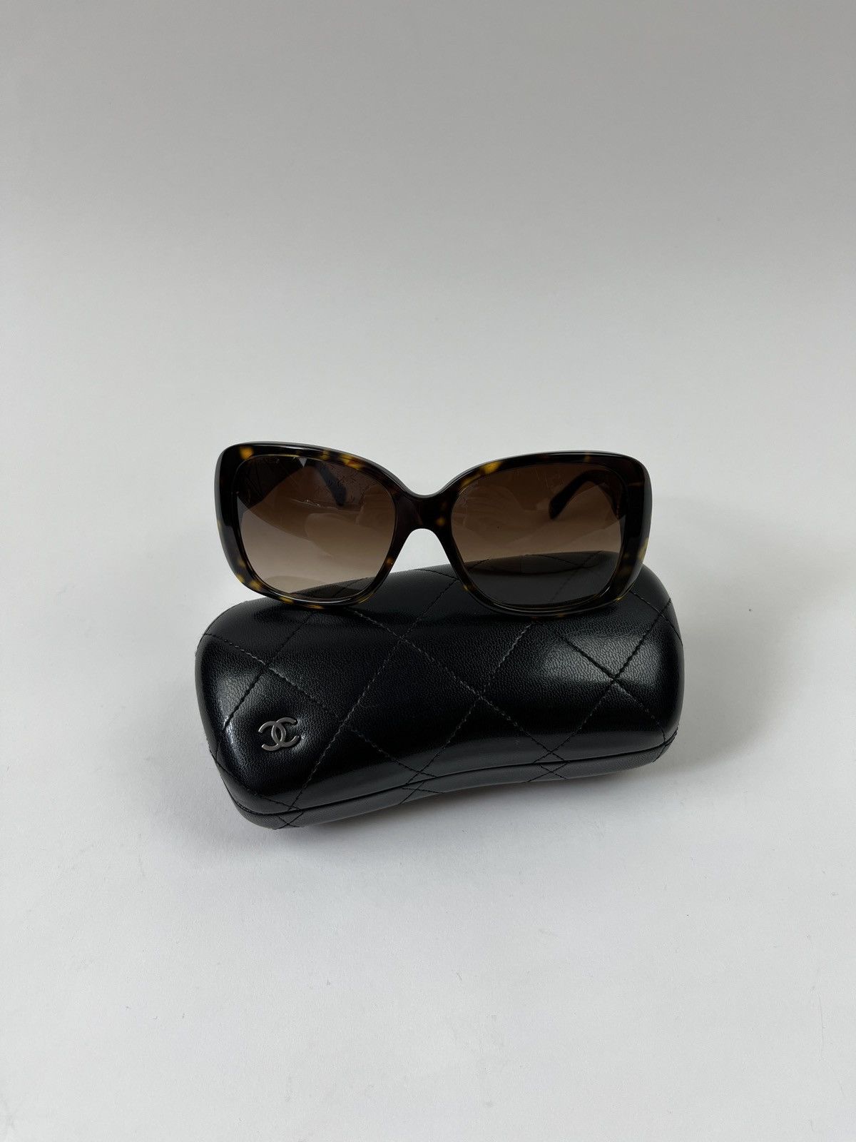 Chanel Chanel Sunglasses Brown Tortoise W/Gold Turn Lock CC Logo Size ONE SIZE - 1 Thumbnail