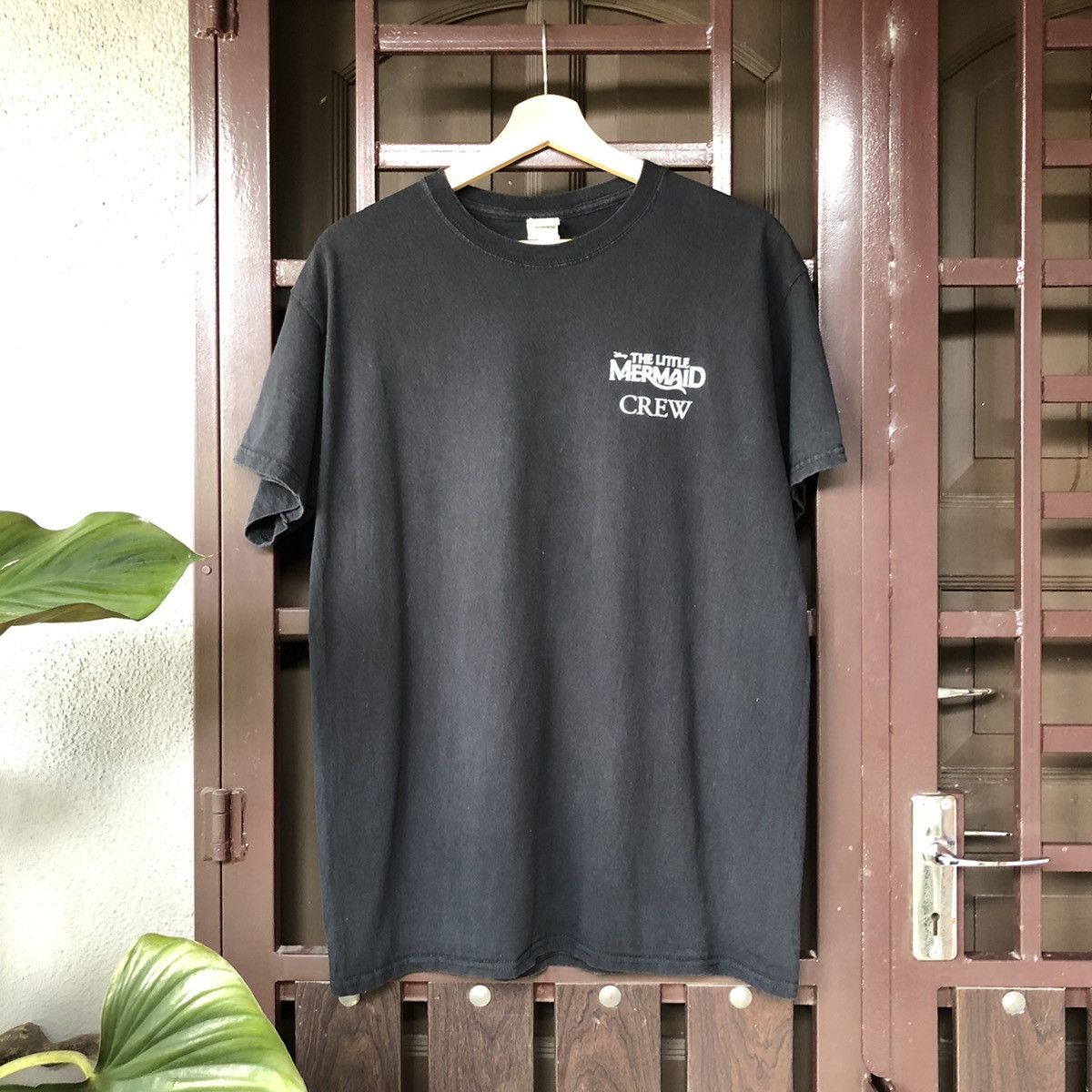 Disney 🔥Very Rare🔥Sunfaded Disney The Little Mermaid CREW Tshirt Size US M / EU 48-50 / 2 - 1 Thumbnail