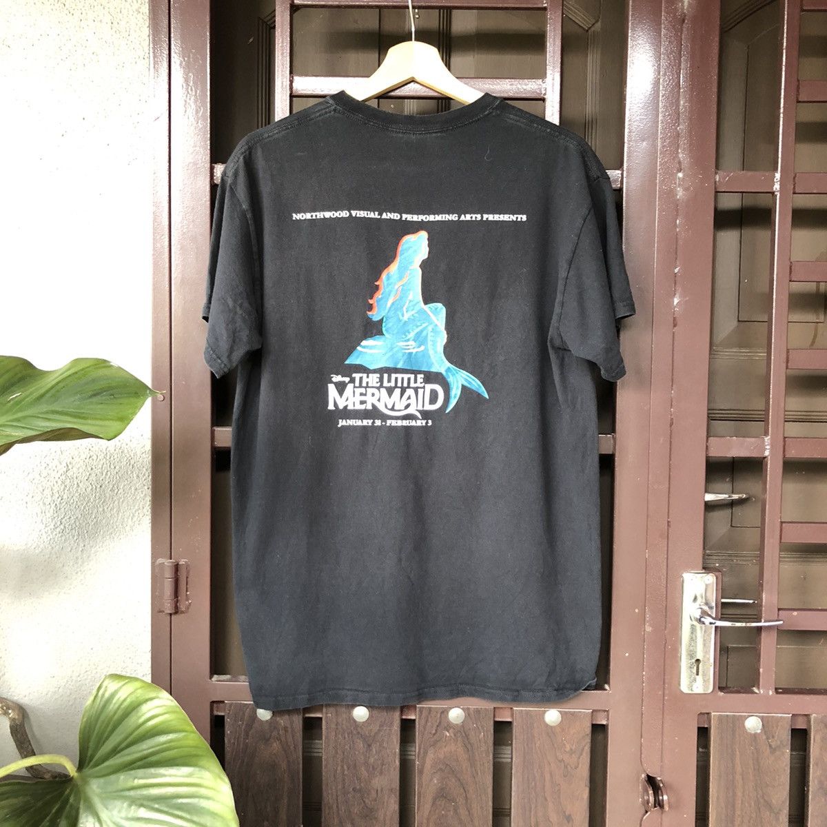 Disney 🔥Very Rare🔥Sunfaded Disney The Little Mermaid CREW Tshirt Size US M / EU 48-50 / 2 - 8 Thumbnail