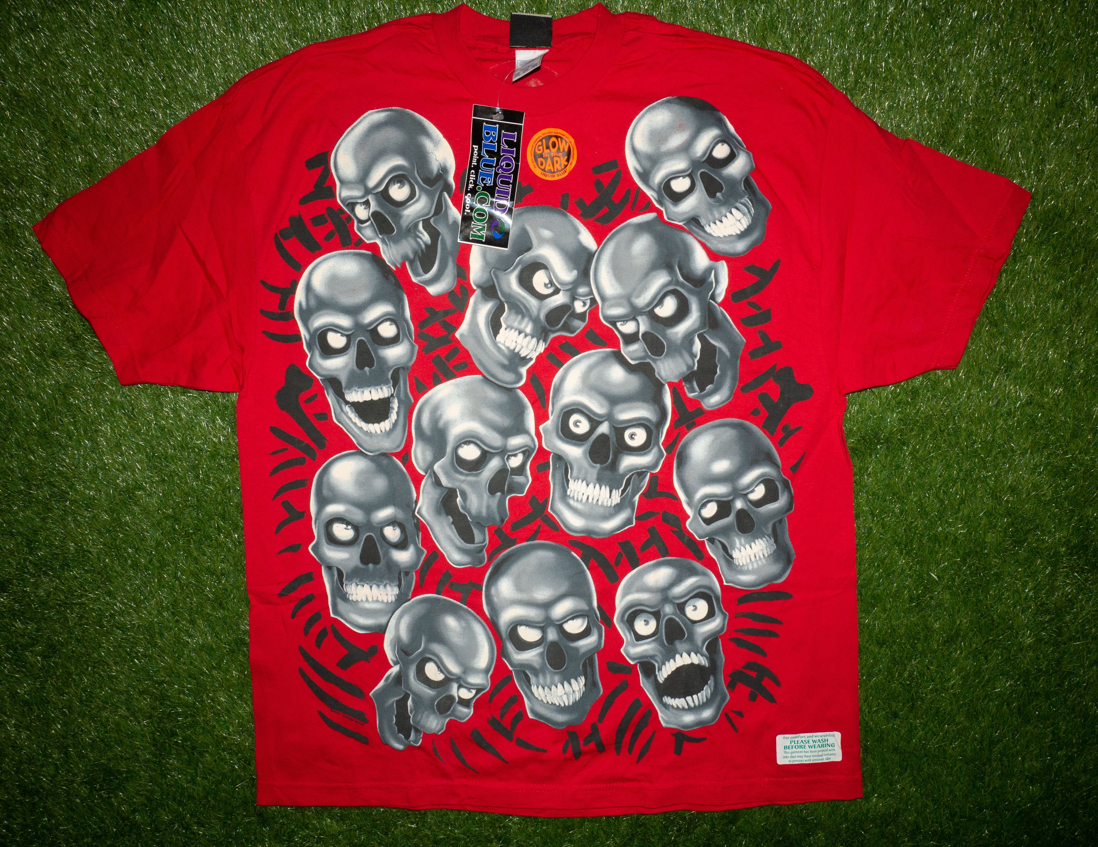 image of Liquid Blue Skull Pile 2Xl T-Shirt NWT in Red, Men's