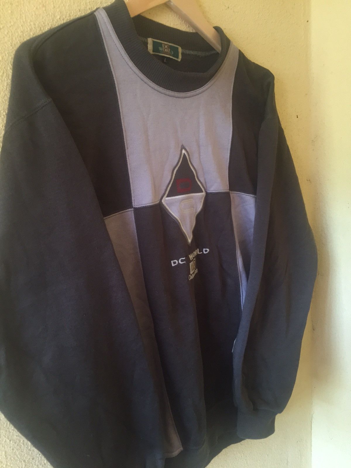 Japanese Brand Vintage Dc World Embroidery Crewneck Sweatshirt Size US L / EU 52-54 / 3 - 2 Thumbnail