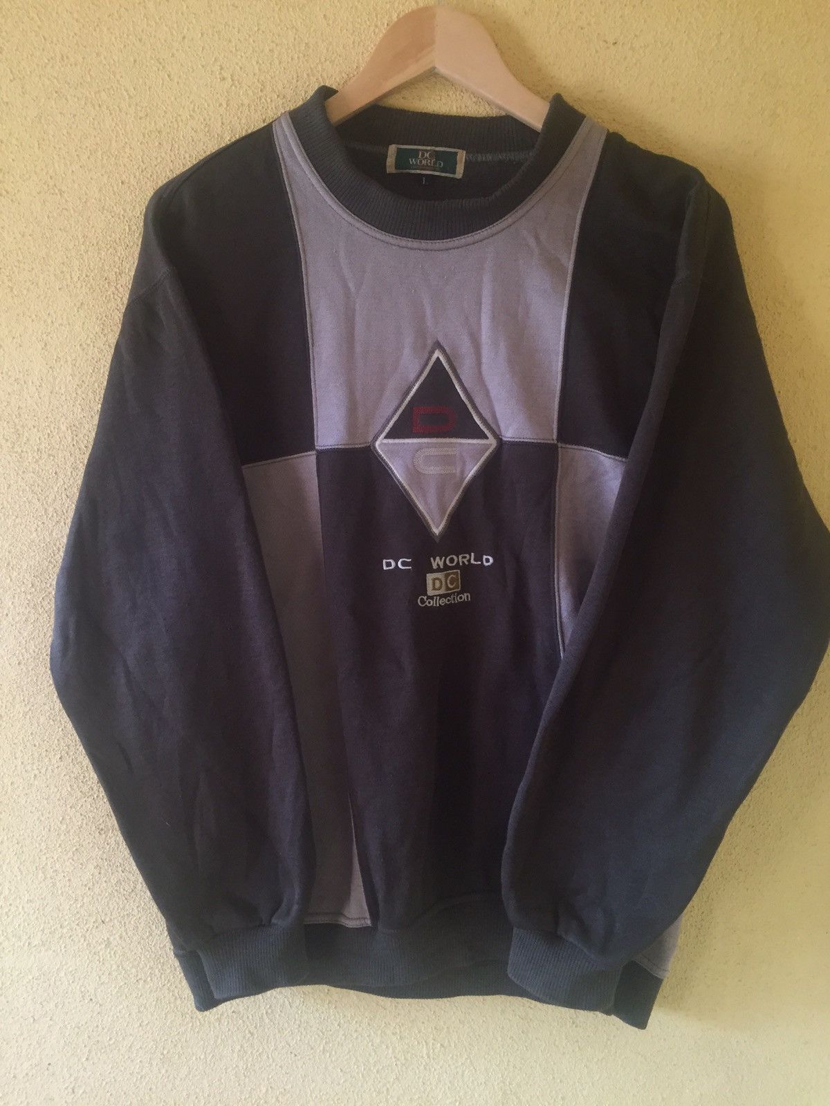 Japanese Brand Vintage Dc World Embroidery Crewneck Sweatshirt Size US L / EU 52-54 / 3 - 1 Thumbnail