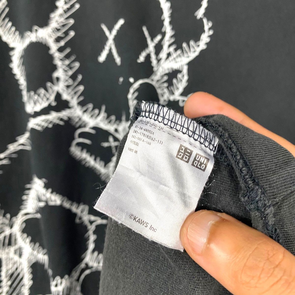 Japanese Brand × Kaws × Uniqlo KAWS UNIQLO BIG PRINT T SHIRT Size US L / EU 52-54 / 3 - 8 Thumbnail