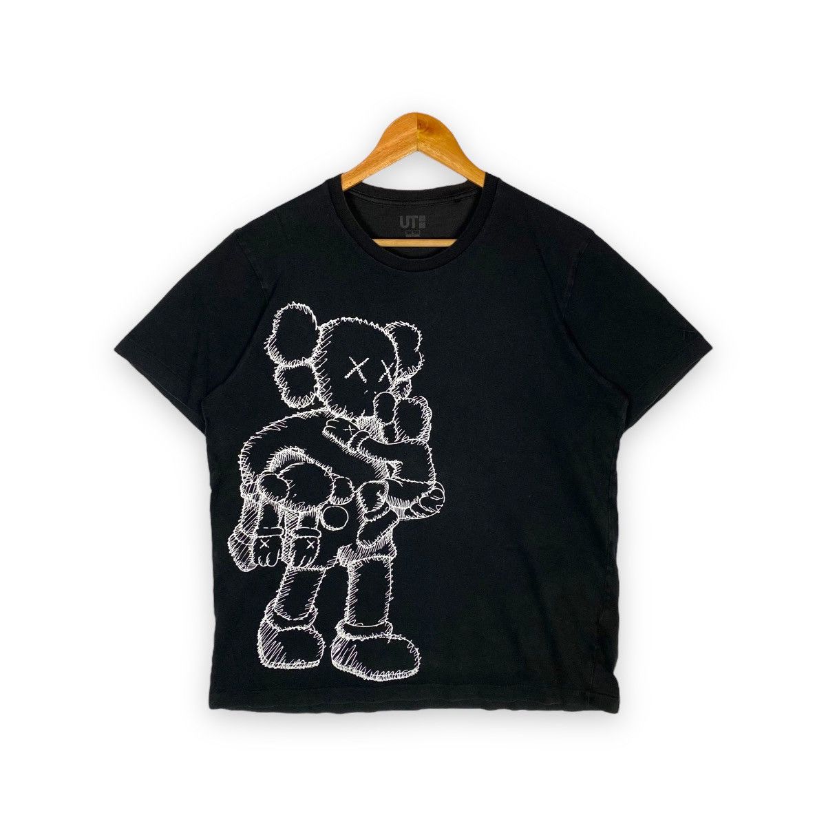 Japanese Brand × Kaws × Uniqlo KAWS UNIQLO BIG PRINT T SHIRT Size US L / EU 52-54 / 3 - 1 Thumbnail