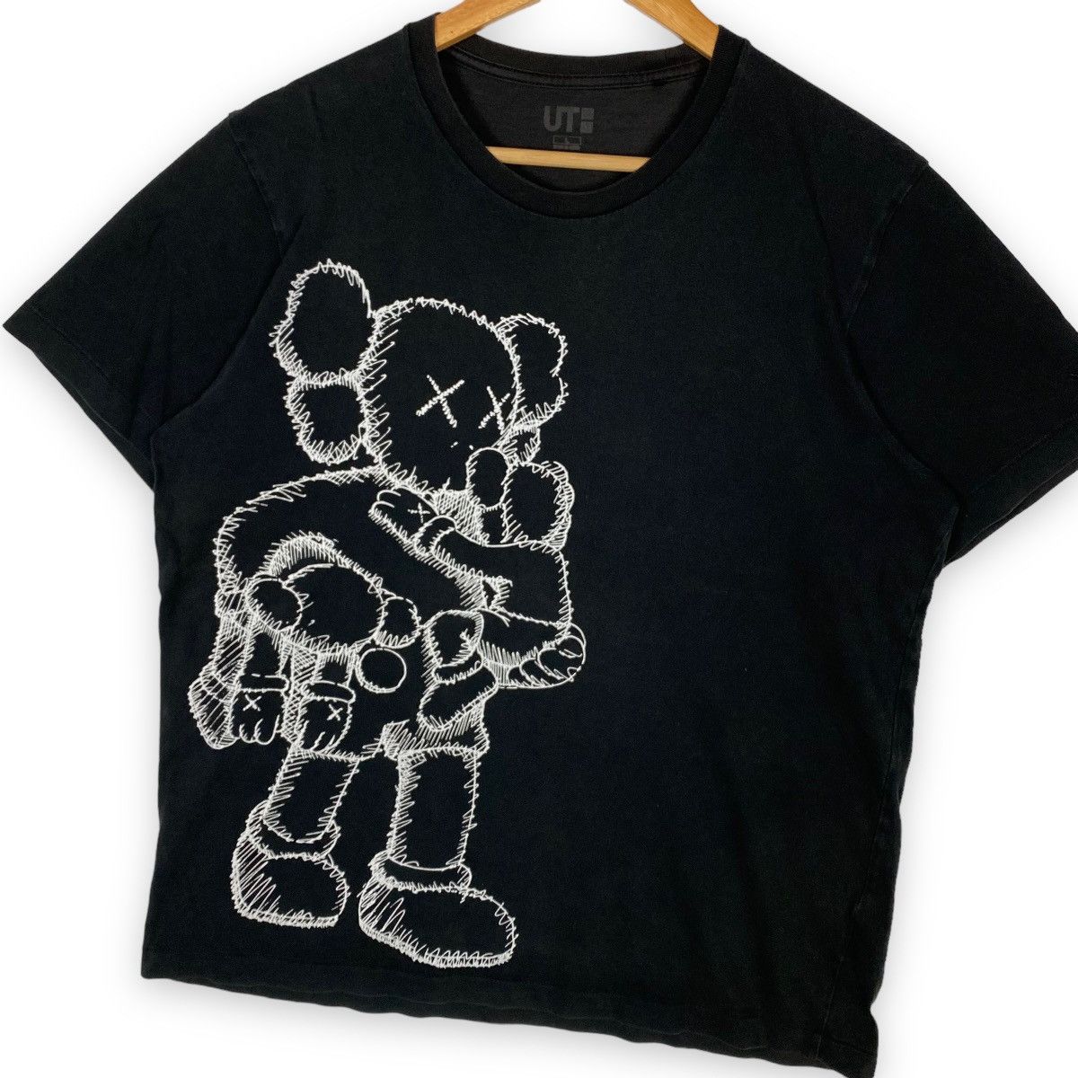 Japanese Brand × Kaws × Uniqlo KAWS UNIQLO BIG PRINT T SHIRT Size US L / EU 52-54 / 3 - 2 Thumbnail