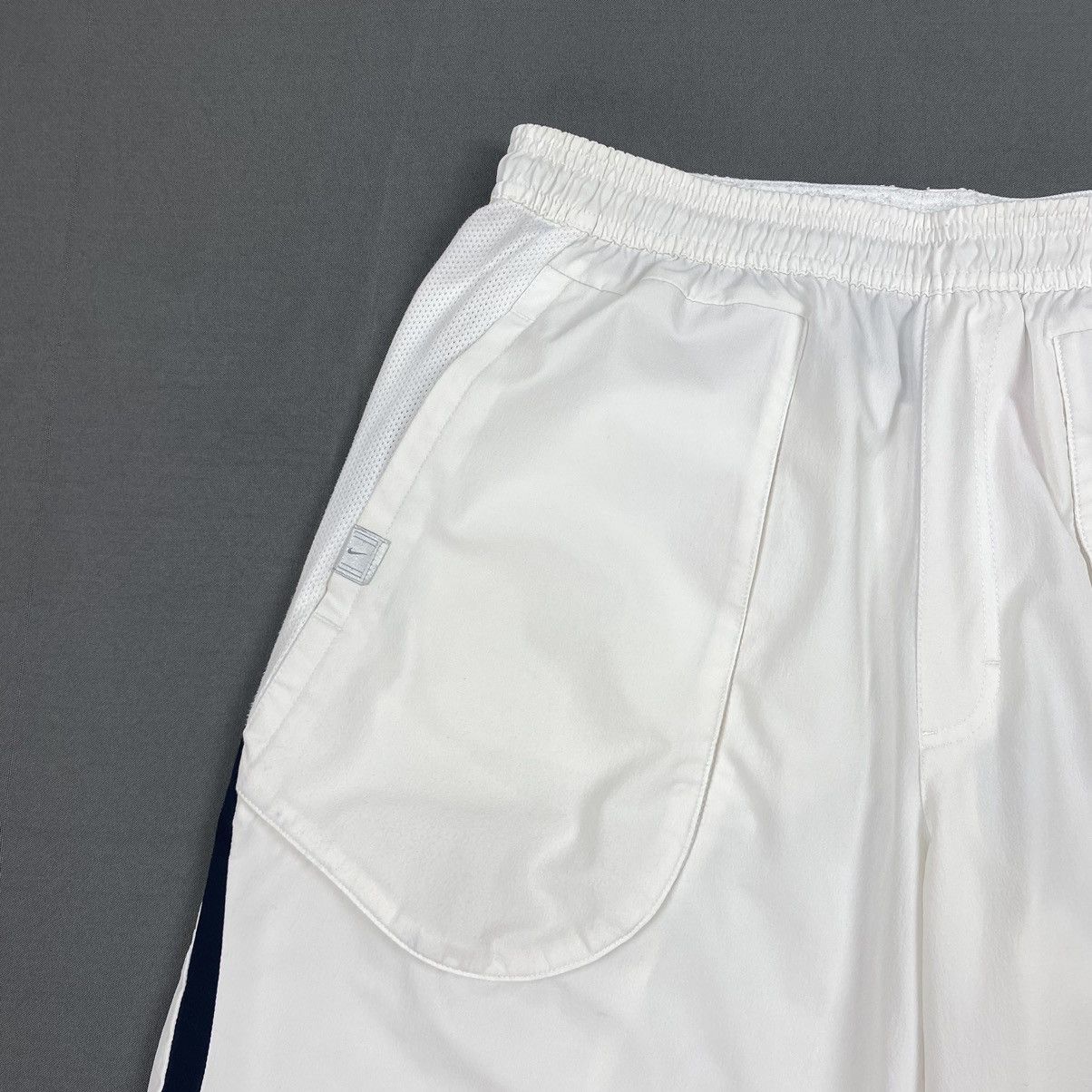Vintage 2000s Vintage Nike Court Patch Pocket Nylon Tech Shorts Size US 32 / EU 48 - 3 Thumbnail