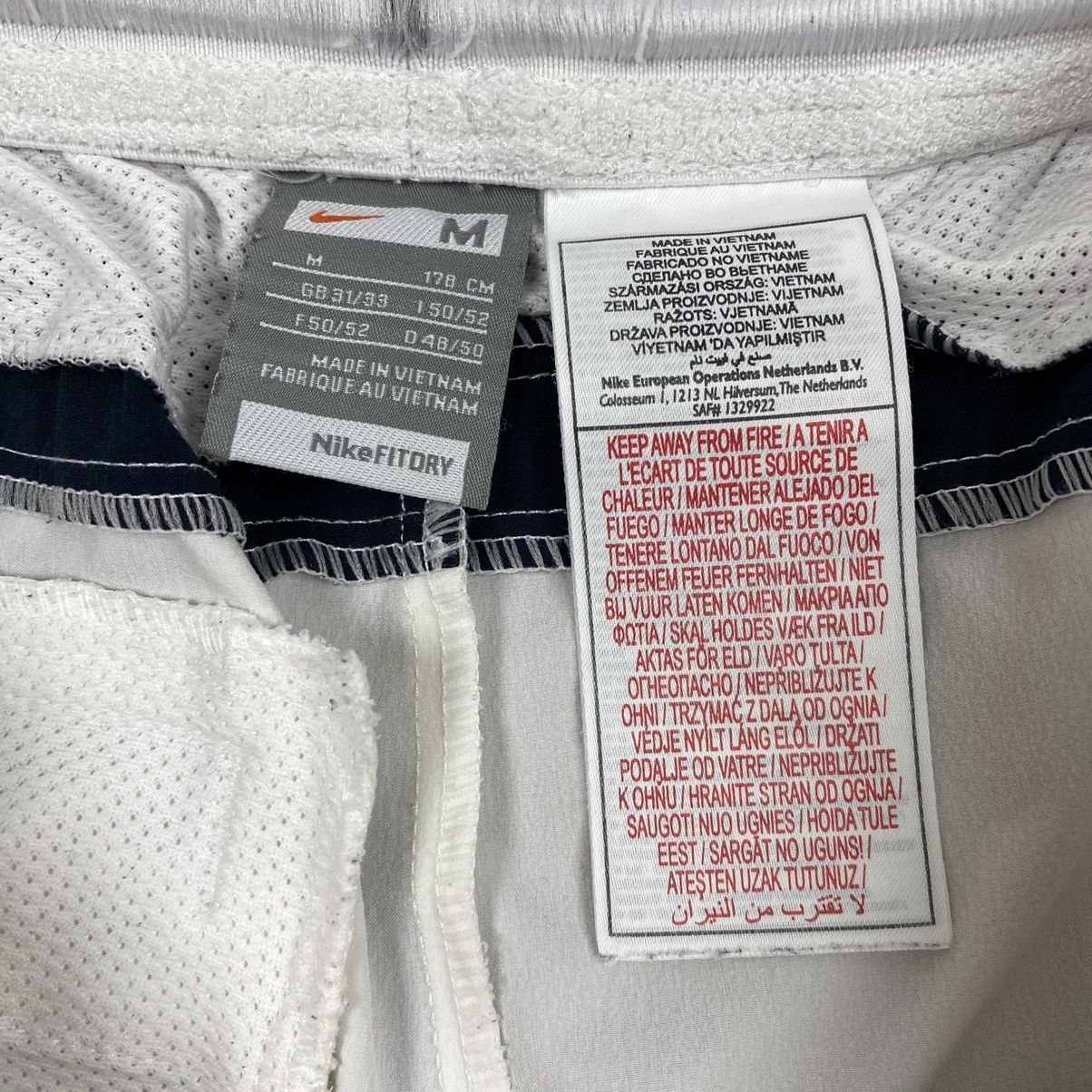 Vintage 2000s Vintage Nike Court Patch Pocket Nylon Tech Shorts Size US 32 / EU 48 - 6 Thumbnail