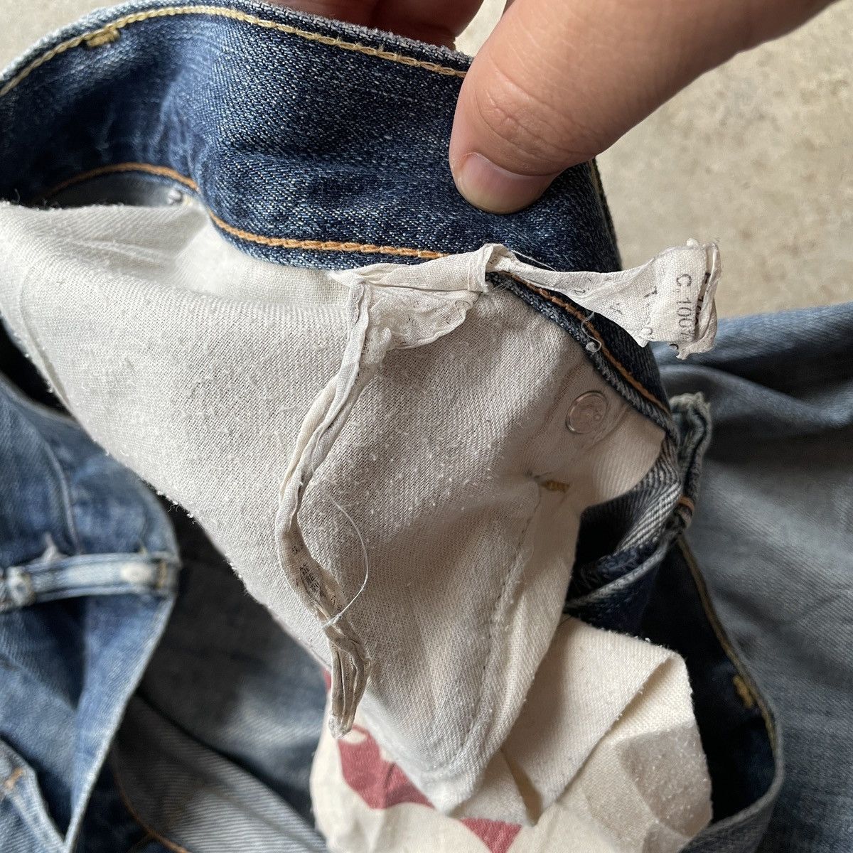 Levi's Vintage Clothing Vintage Levi’s 505 Distressed Faded Denim Jeans Pants W32 Size US 32 / EU 48 - 8 Thumbnail
