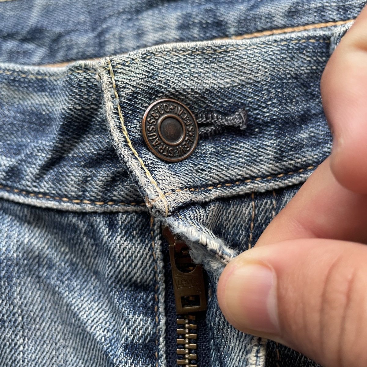 Levi's Vintage Clothing Vintage Levi’s 505 Distressed Faded Denim Jeans Pants W32 Size US 32 / EU 48 - 6 Thumbnail