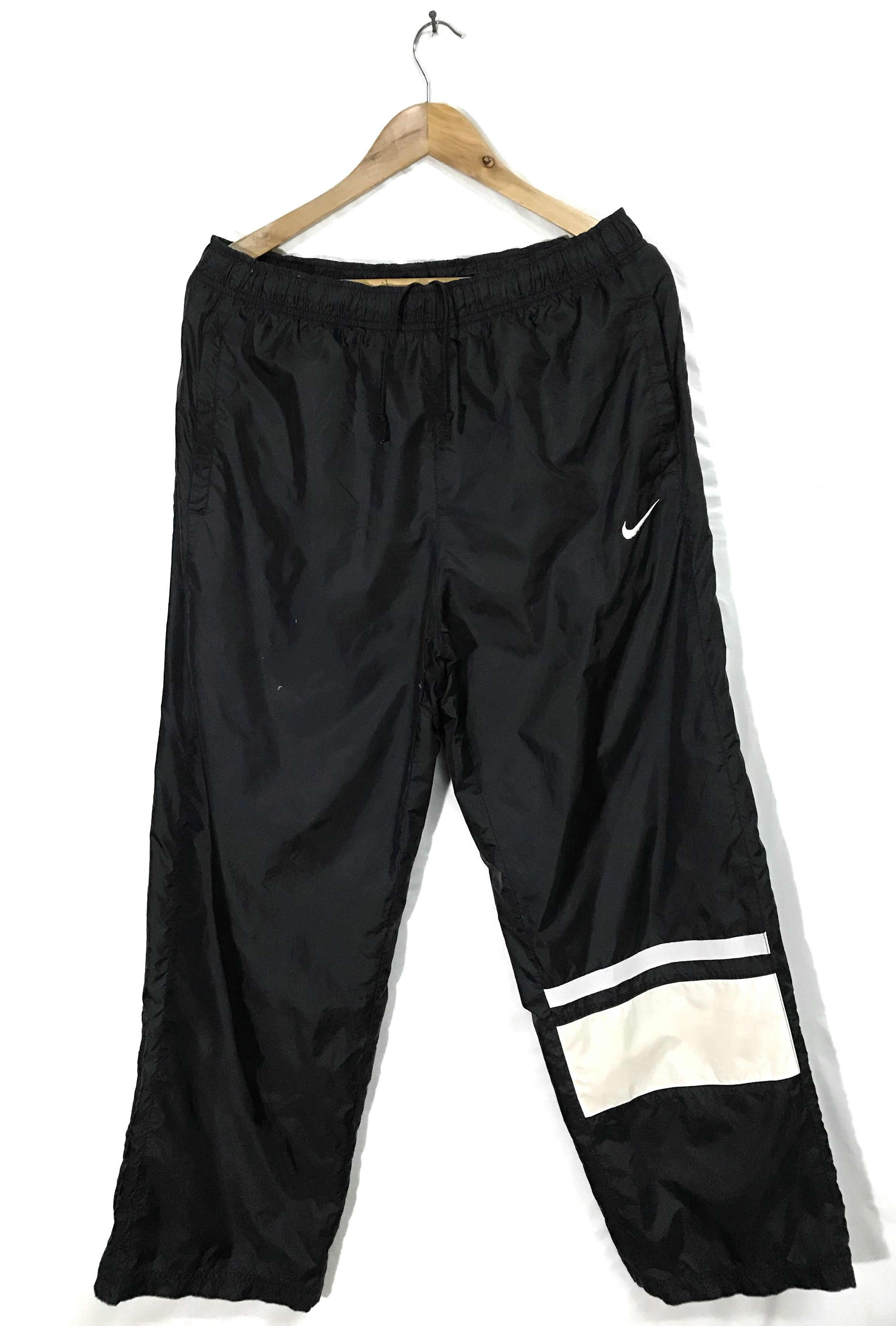 Nike Vintage Nike Black Windbreaker Size US 34 / EU 50 - 1 Thumbnail