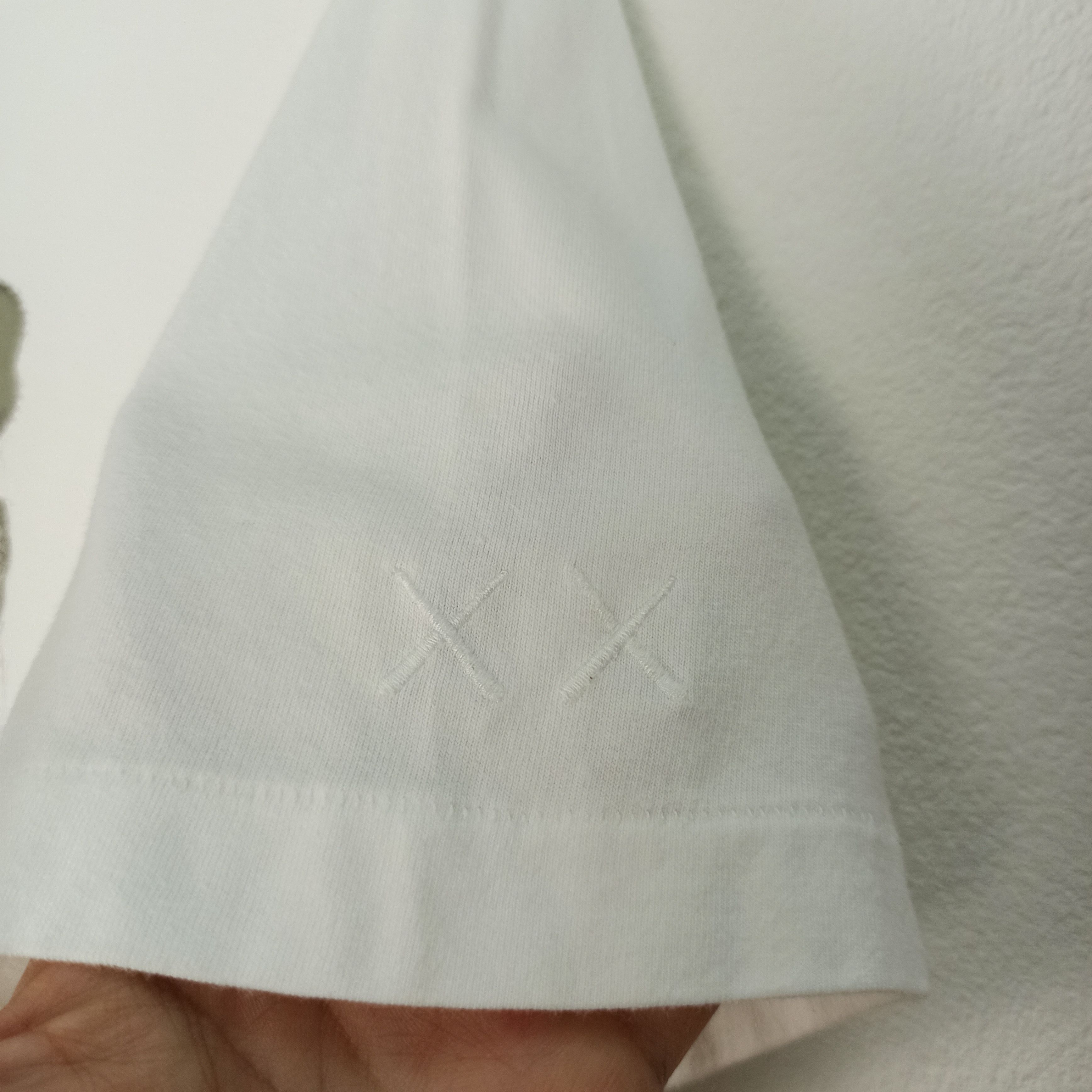 Kaws × Uniqlo Rare Kaws X Uniqlo Tshirt Size US XL / EU 56 / 4 - 4 Thumbnail