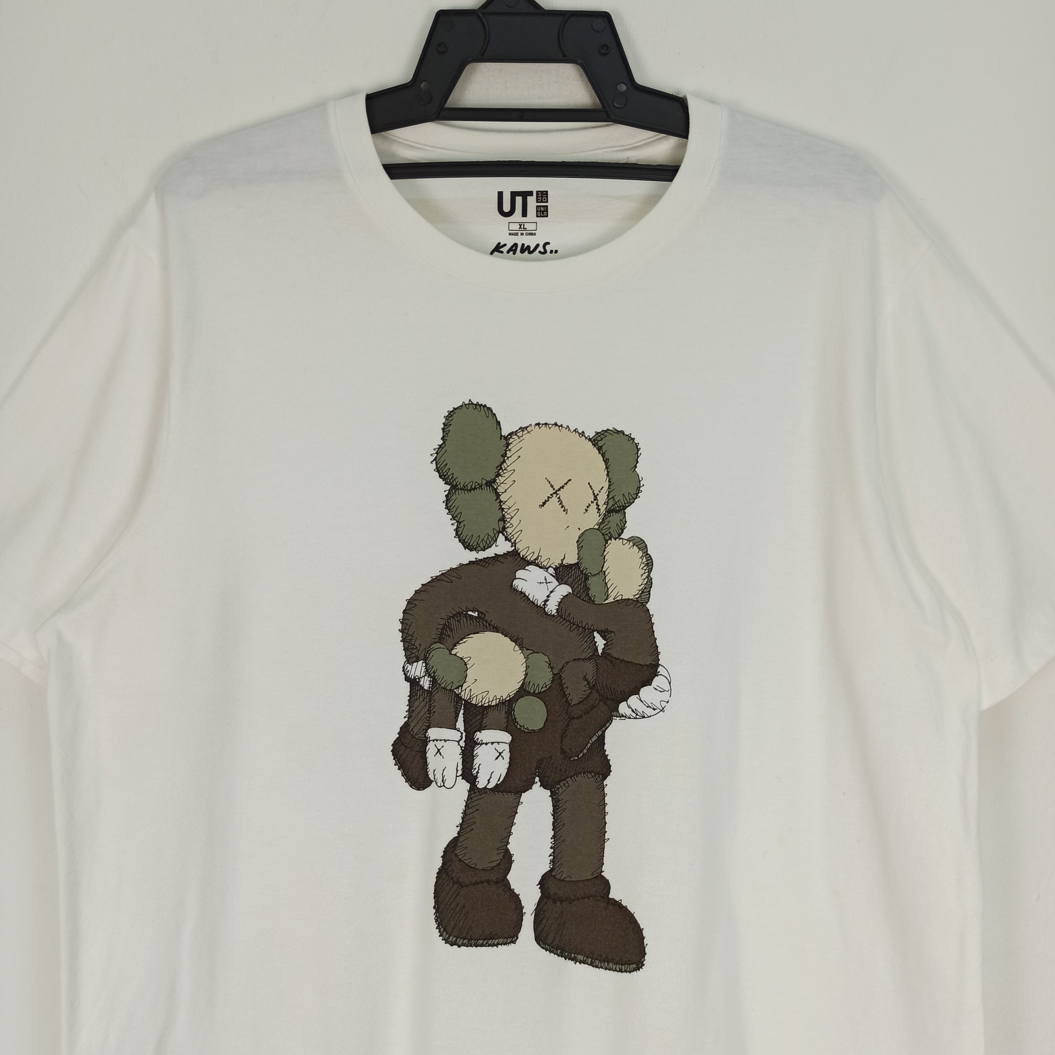 Kaws × Uniqlo Rare Kaws X Uniqlo Tshirt Size US XL / EU 56 / 4 - 2 Thumbnail