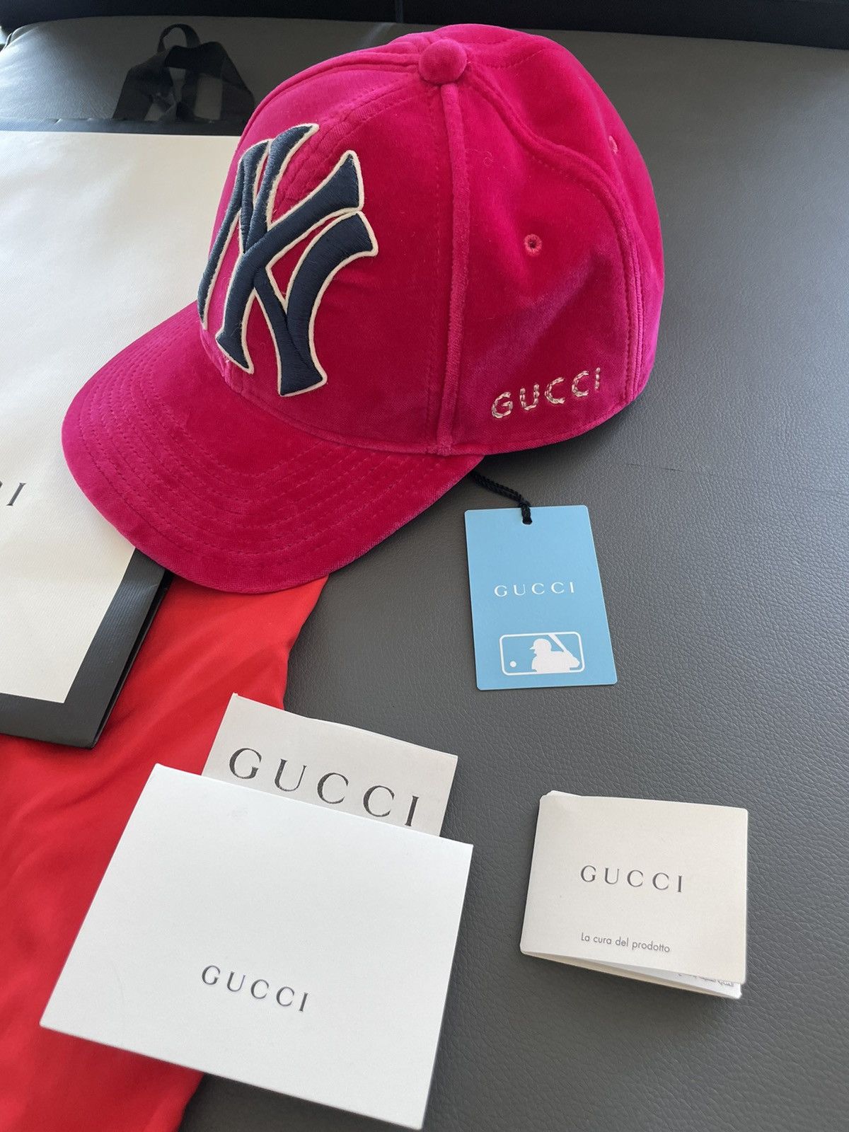 Gucci × New York Yankees Super Rare Brand NEW Runway Velvet Gucci x Yankees Logo Hat Size ONE SIZE - 3 Thumbnail