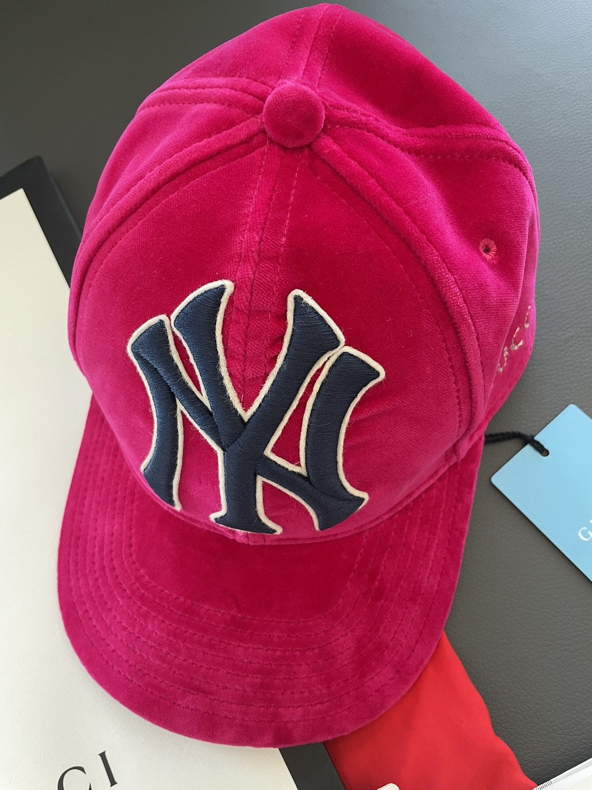 Gucci × New York Yankees Super Rare Brand NEW Runway Velvet Gucci x Yankees Logo Hat Size ONE SIZE - 2 Thumbnail