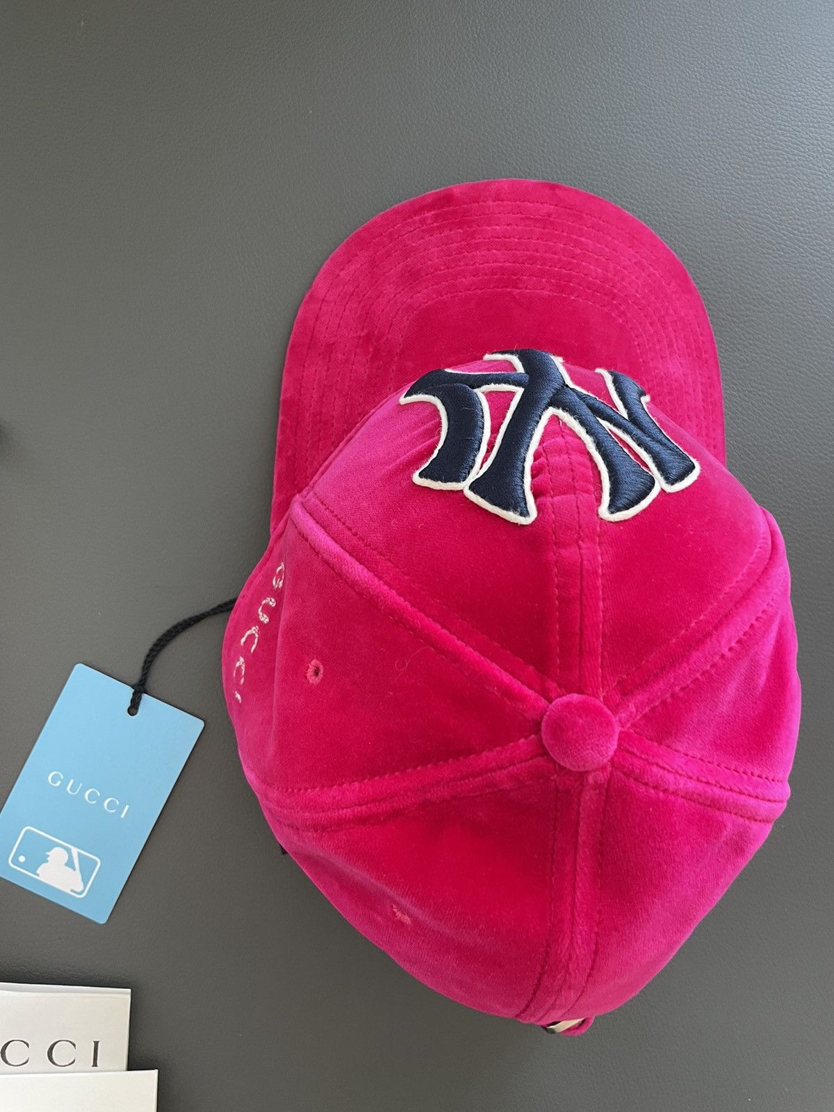 Gucci × New York Yankees Super Rare Brand NEW Runway Velvet Gucci x Yankees Logo Hat Size ONE SIZE - 20 Thumbnail