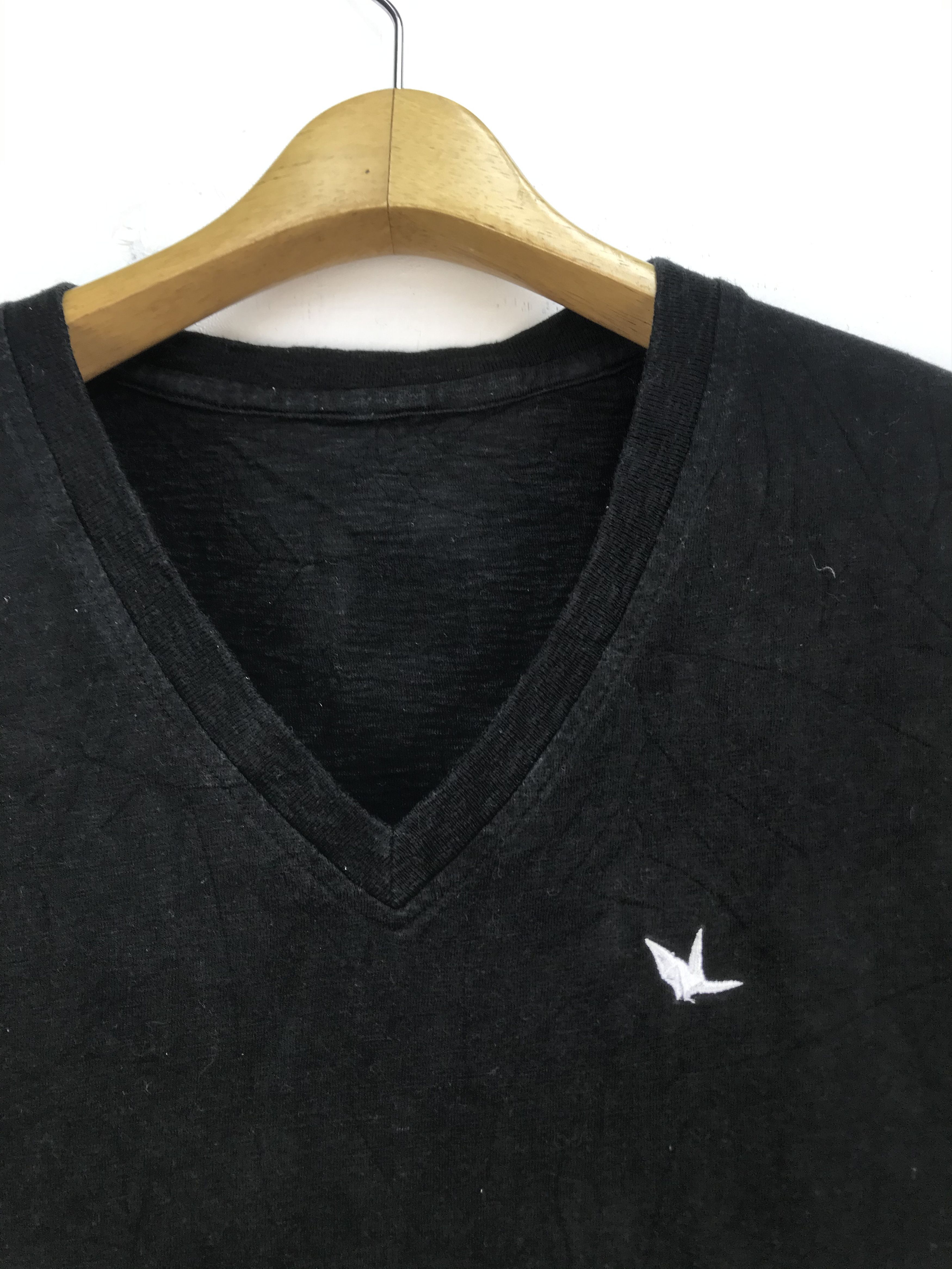 Japanese Brand 1PIU1EGUALE3 V NECK LOGO SHIRT Size US L / EU 52-54 / 3 - 2 Thumbnail