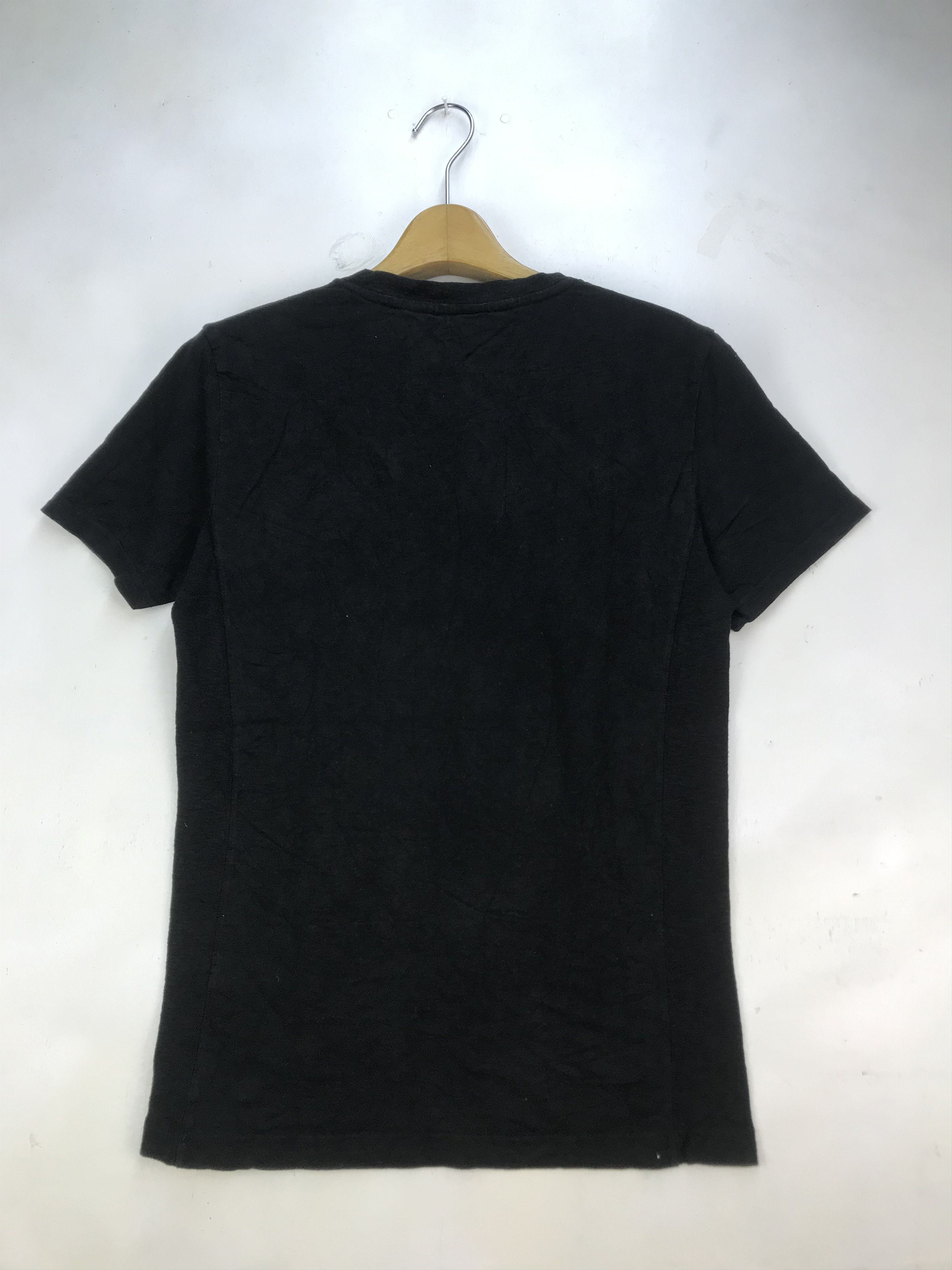 Japanese Brand 1PIU1EGUALE3 V NECK LOGO SHIRT Size US L / EU 52-54 / 3 - 4 Thumbnail