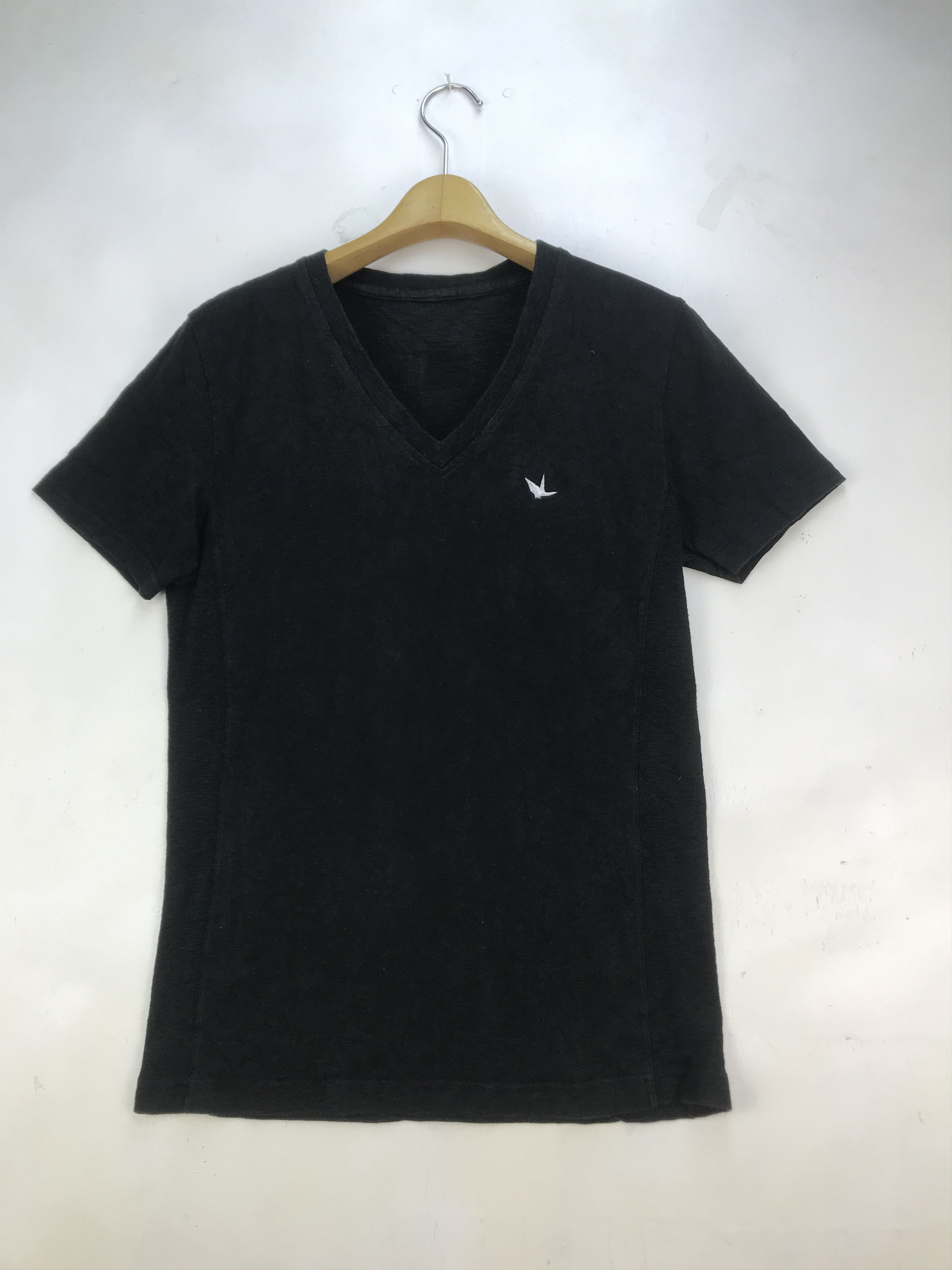 Japanese Brand 1PIU1EGUALE3 V NECK LOGO SHIRT Size US L / EU 52-54 / 3 - 1 Thumbnail