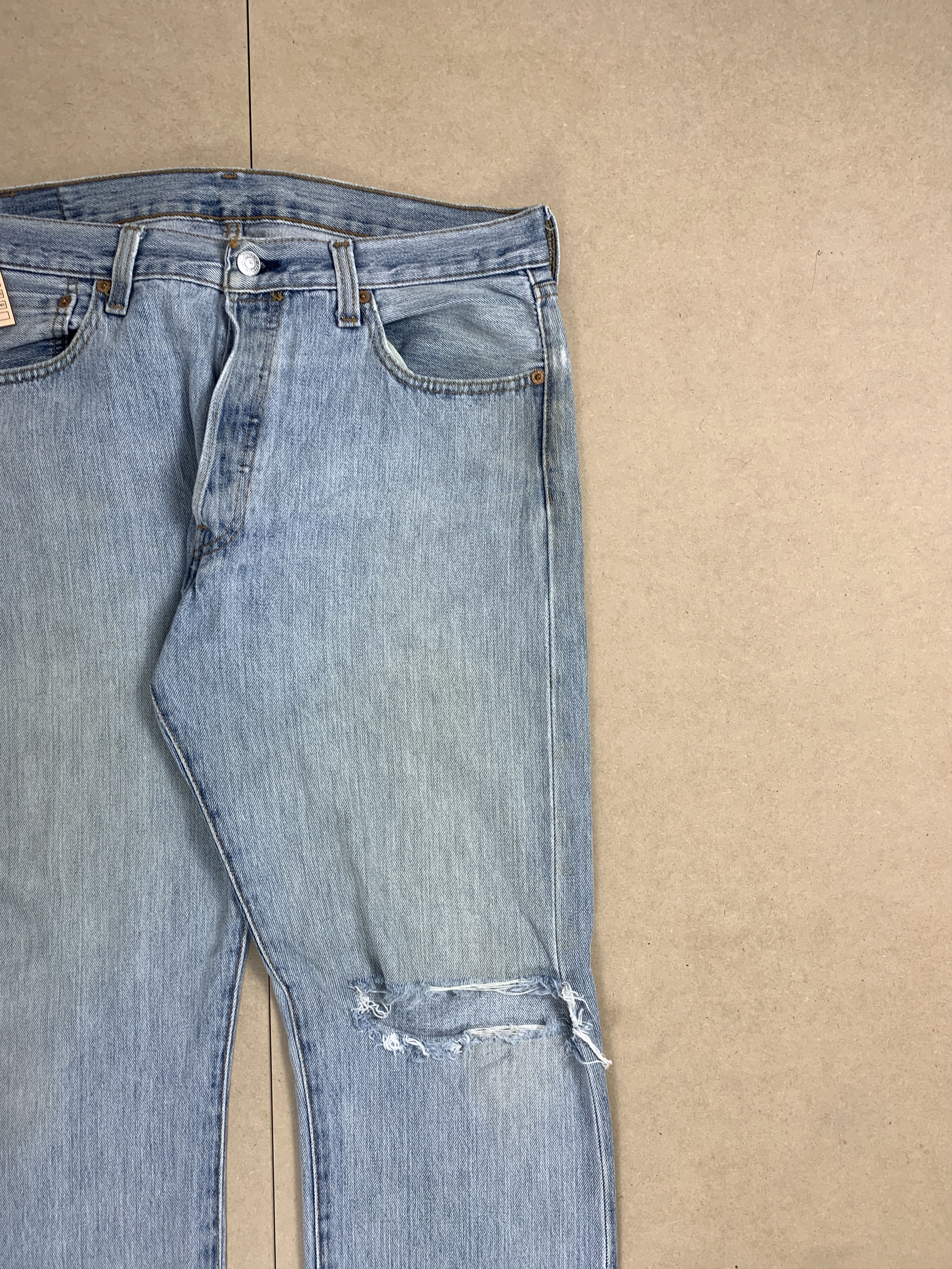 Levi's Vintage LEVI'S 501 Distressed Faded Light Wash Jeans Size US 32 / EU 48 - 4 Thumbnail