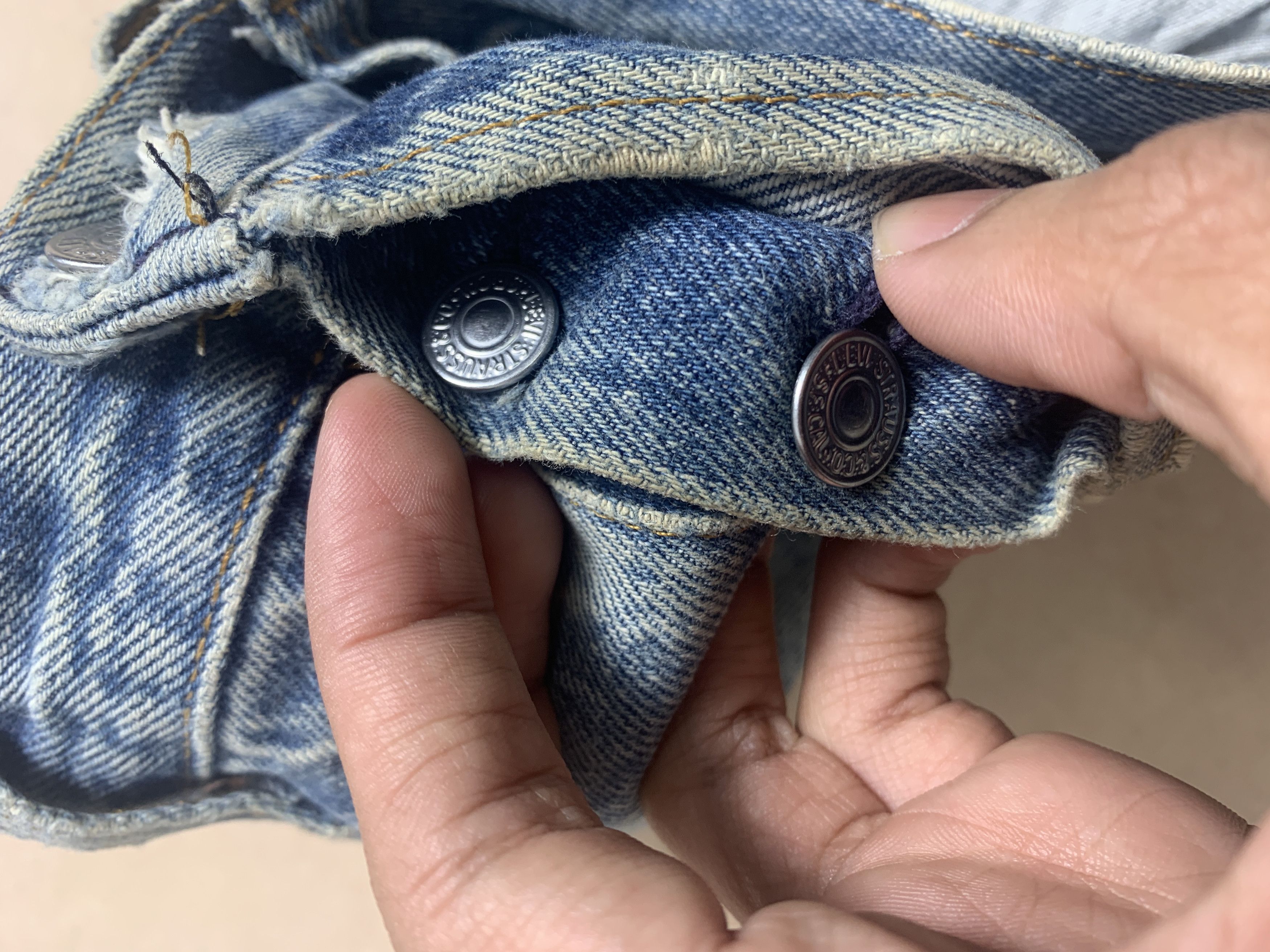 Levi's Vintage Levi's 501 Distressed Faded Mid Wash Jeans P0072 Size US 31 - 12 Thumbnail