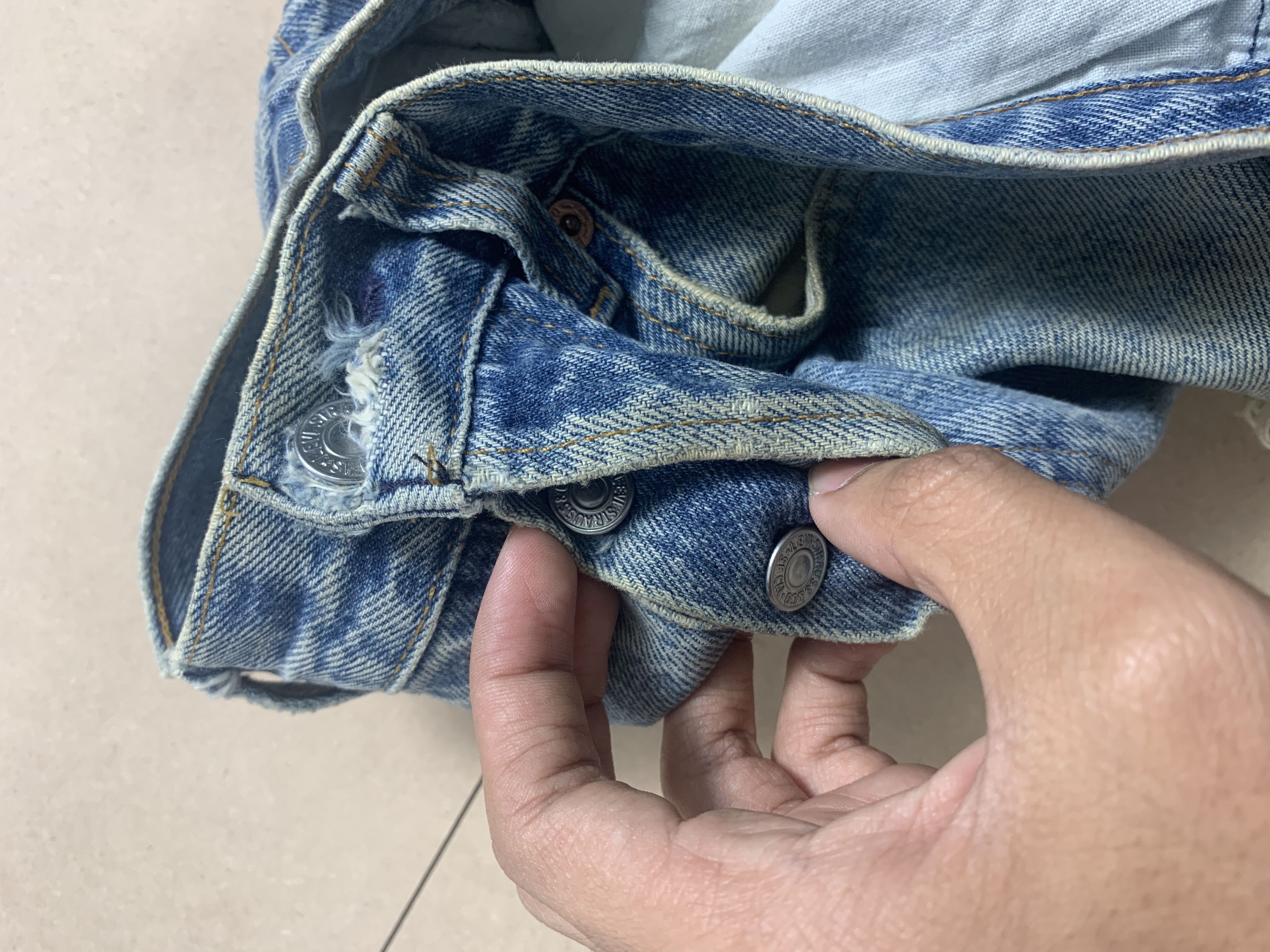 Levi's Vintage Levi's 501 Distressed Faded Mid Wash Jeans P0072 Size US 31 - 13 Thumbnail