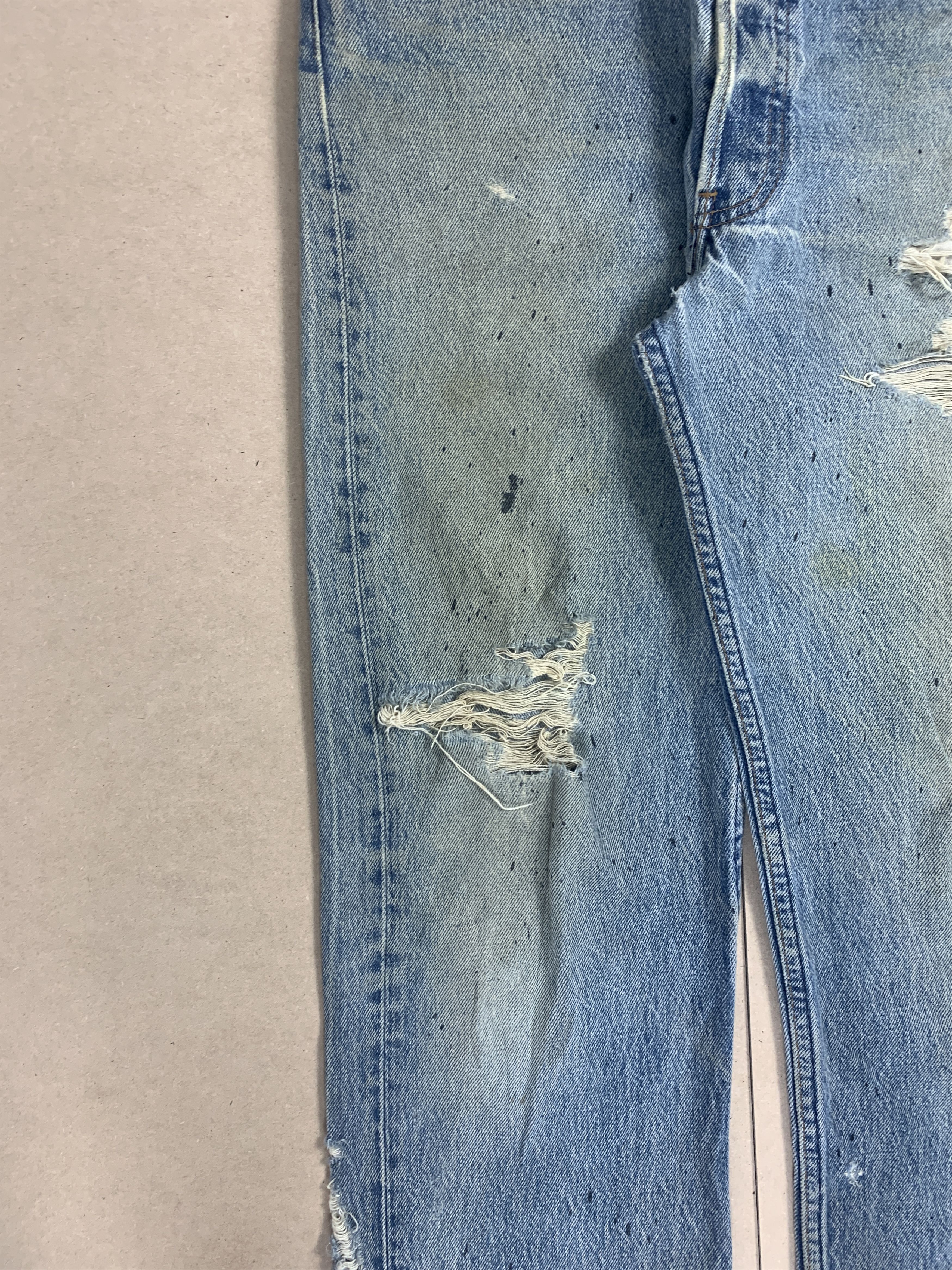 Levi's Vintage Levi's 501 Distressed Faded Mid Wash Jeans P0072 Size US 31 - 3 Thumbnail