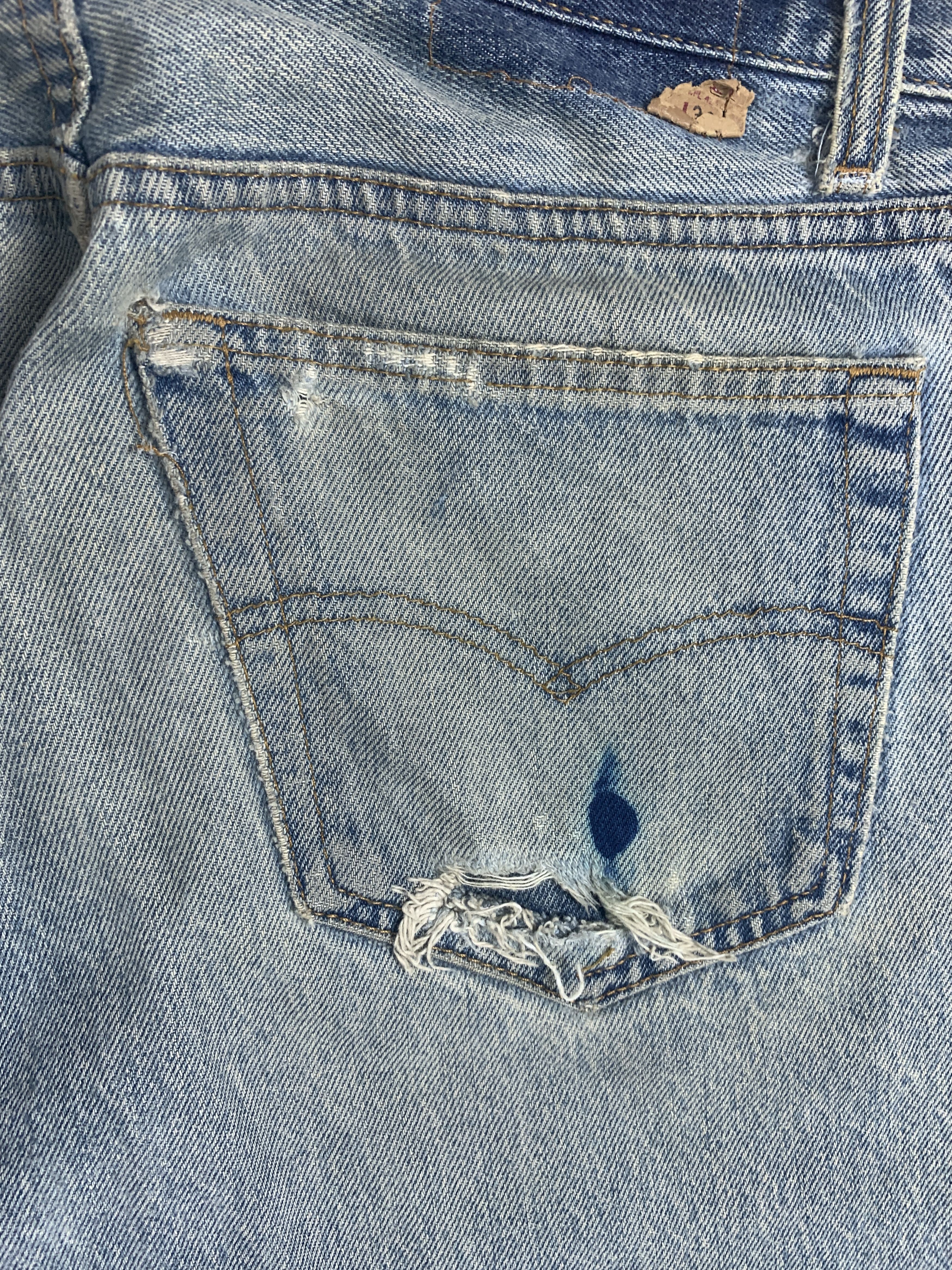 Levi's Vintage Levi's 501 Distressed Faded Mid Wash Jeans P0072 Size US 31 - 8 Thumbnail