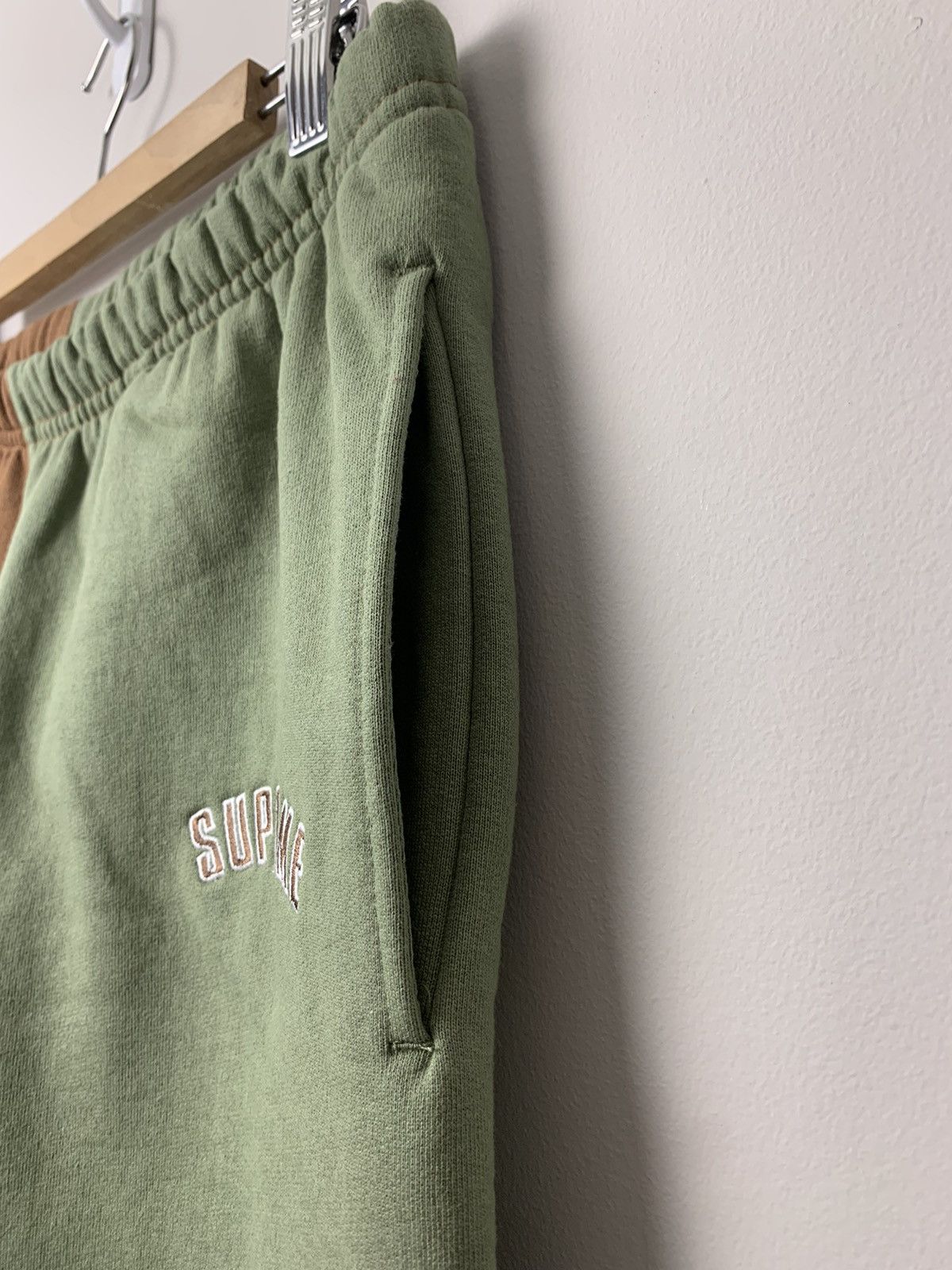 Supreme 2020 Supreme Split Sweatpants Olive Brown Medium Size US 32 / EU 48 - 4 Thumbnail